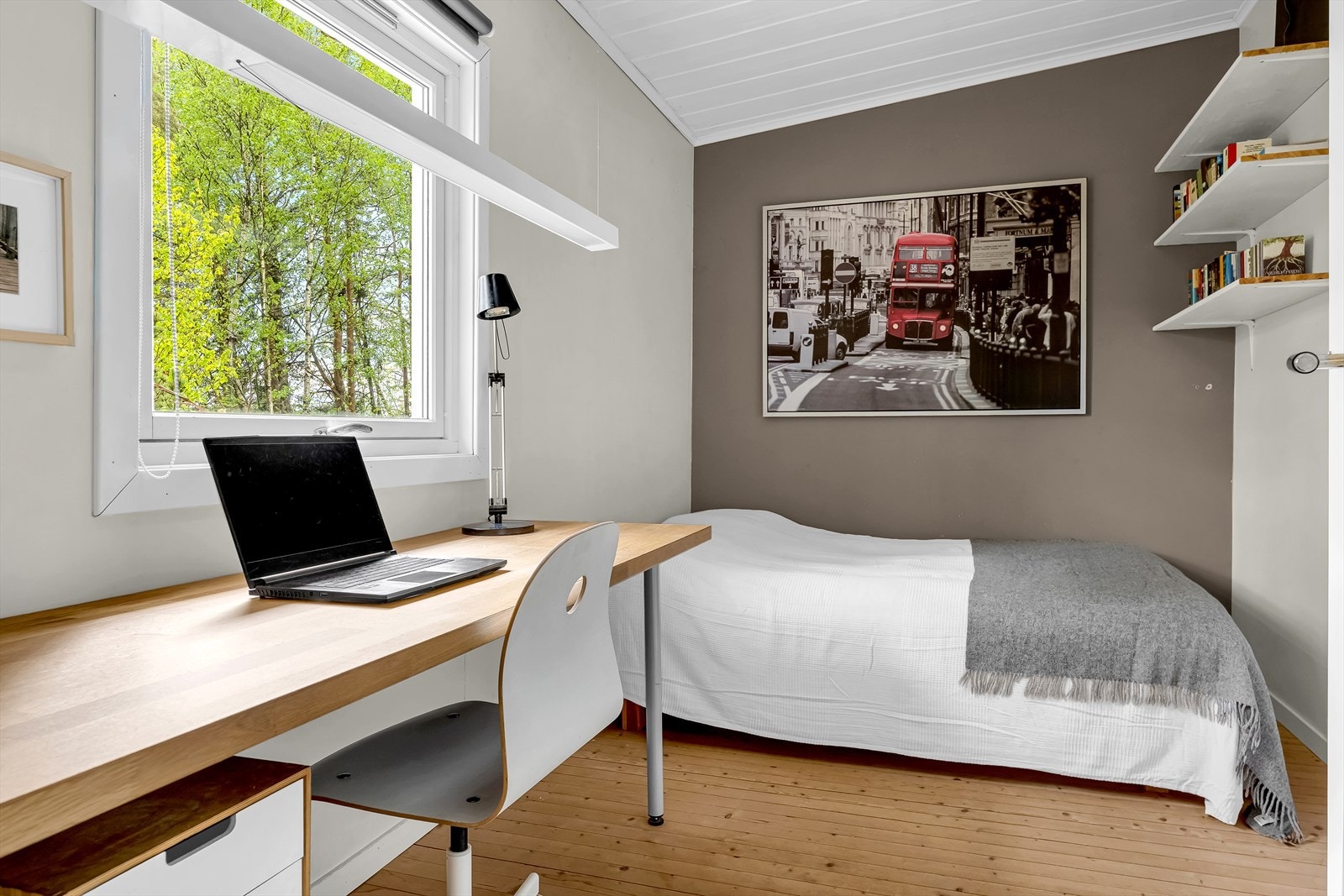 Leiligheten har 3 soverom. Her soverom inn fra entrèen. Galleribilde