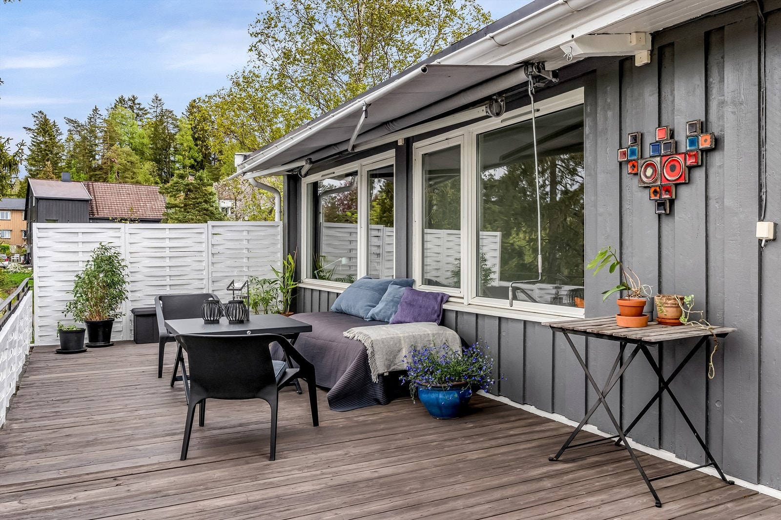 Fra stuen er det direkte utgang til en stor og solrik terrasse på ca 30 kvm Galleribilde