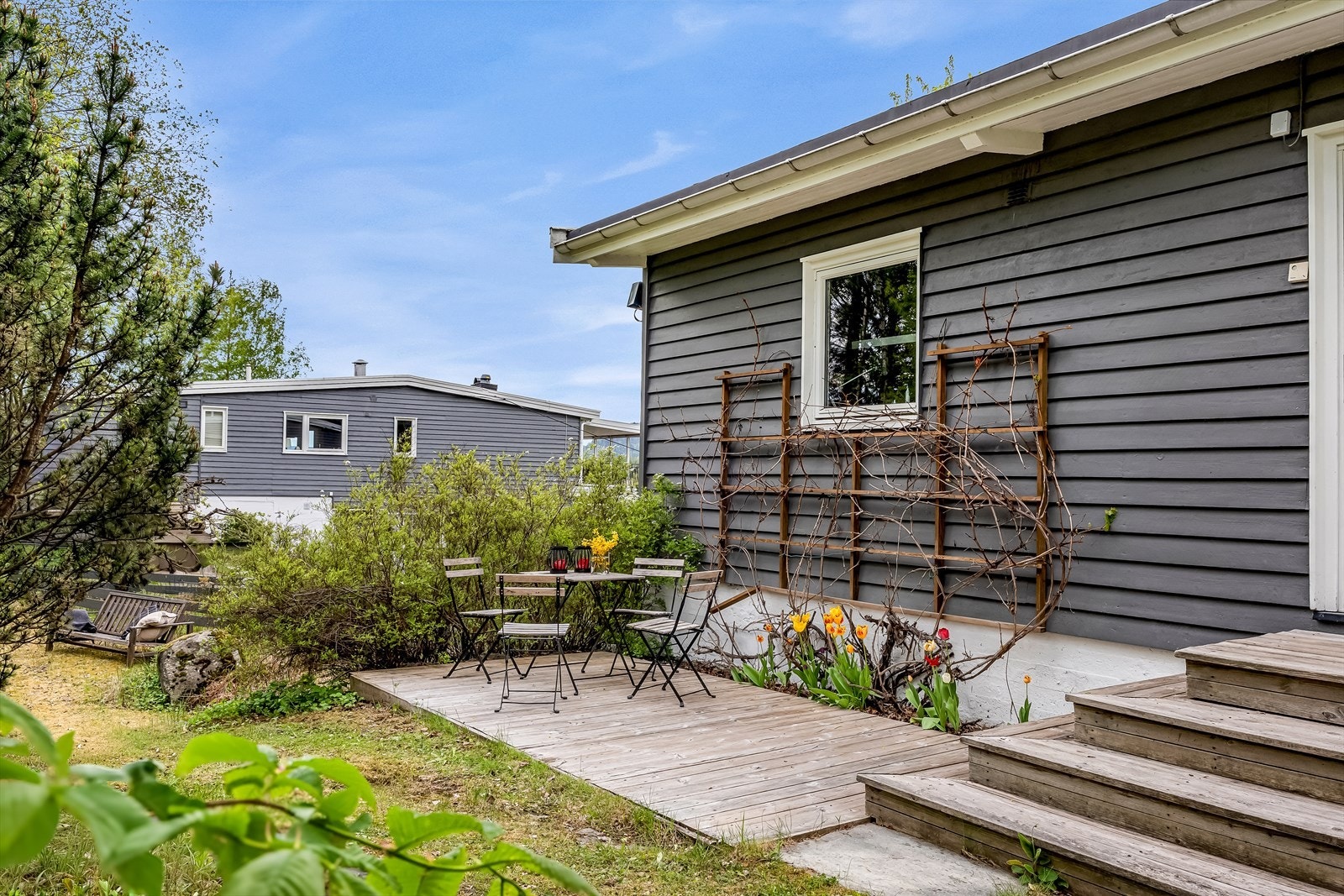 Attraktiv 4-roms toppleilighet i arkitekttegnet 3-mannsbolig m/egen inngang, solrik takterrasse og uteareal.
Megler: Kristoffer Stormfelt
Fotograf: Håvard Rognli. Galleribilde