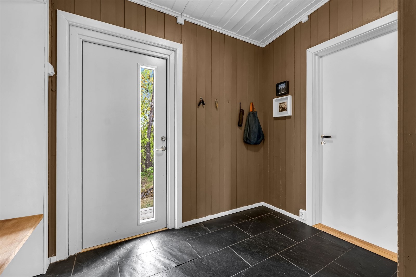 Lys og innbydende entré med god plass til oppbevaring av yttertøy og sko. Øvrig praktisk planløsning som gir tilgang til leilighetens øvrige rom. Galleribilde