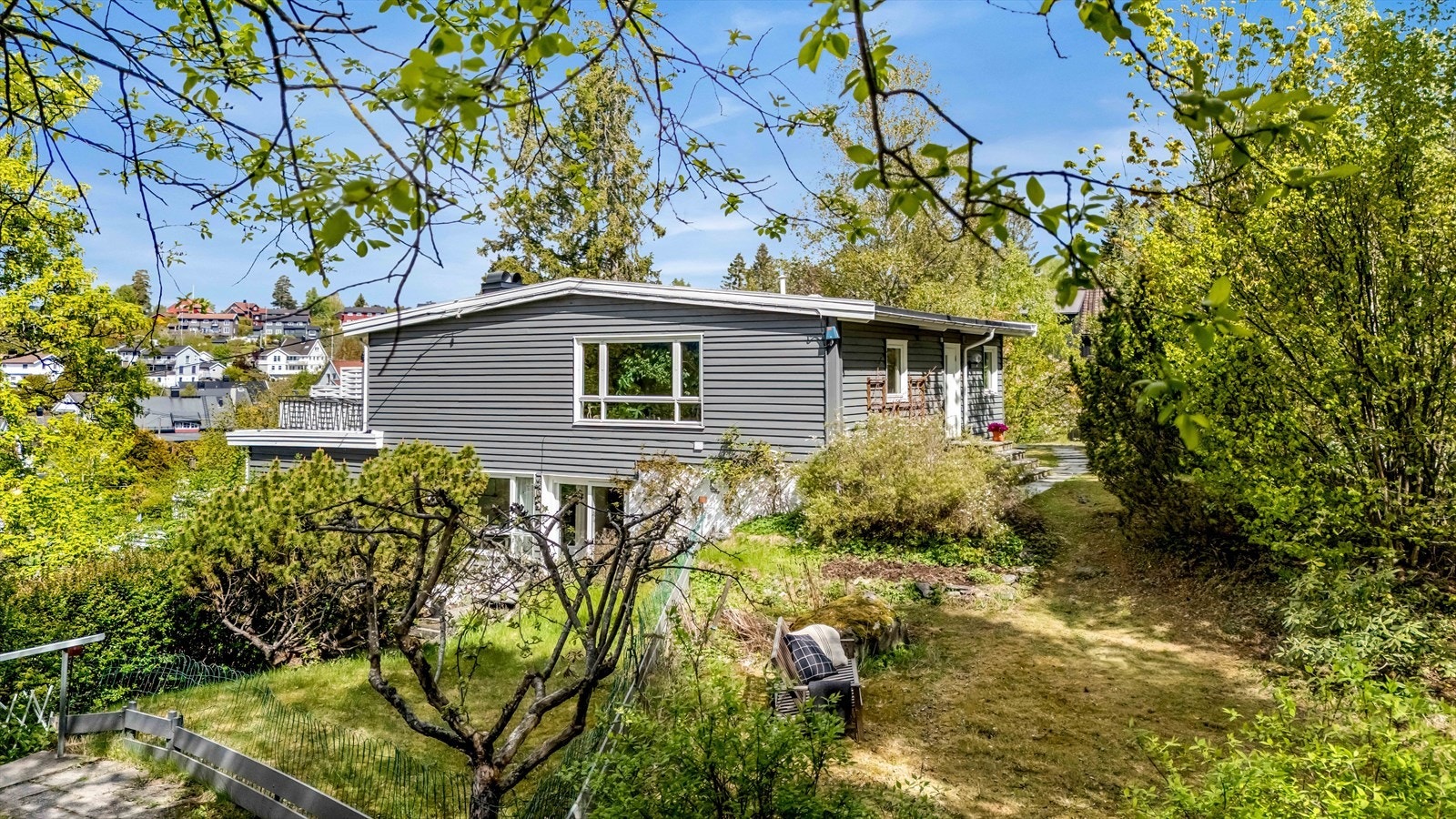Attraktiv 4-roms toppleilighet i arkitekttegnet 3-mannsbolig m/egen inngang, solrik takterrasse og uteareal.
Megler: Kristoffer Stormfelt
Fotograf: Håvard Rognli. Galleribilde