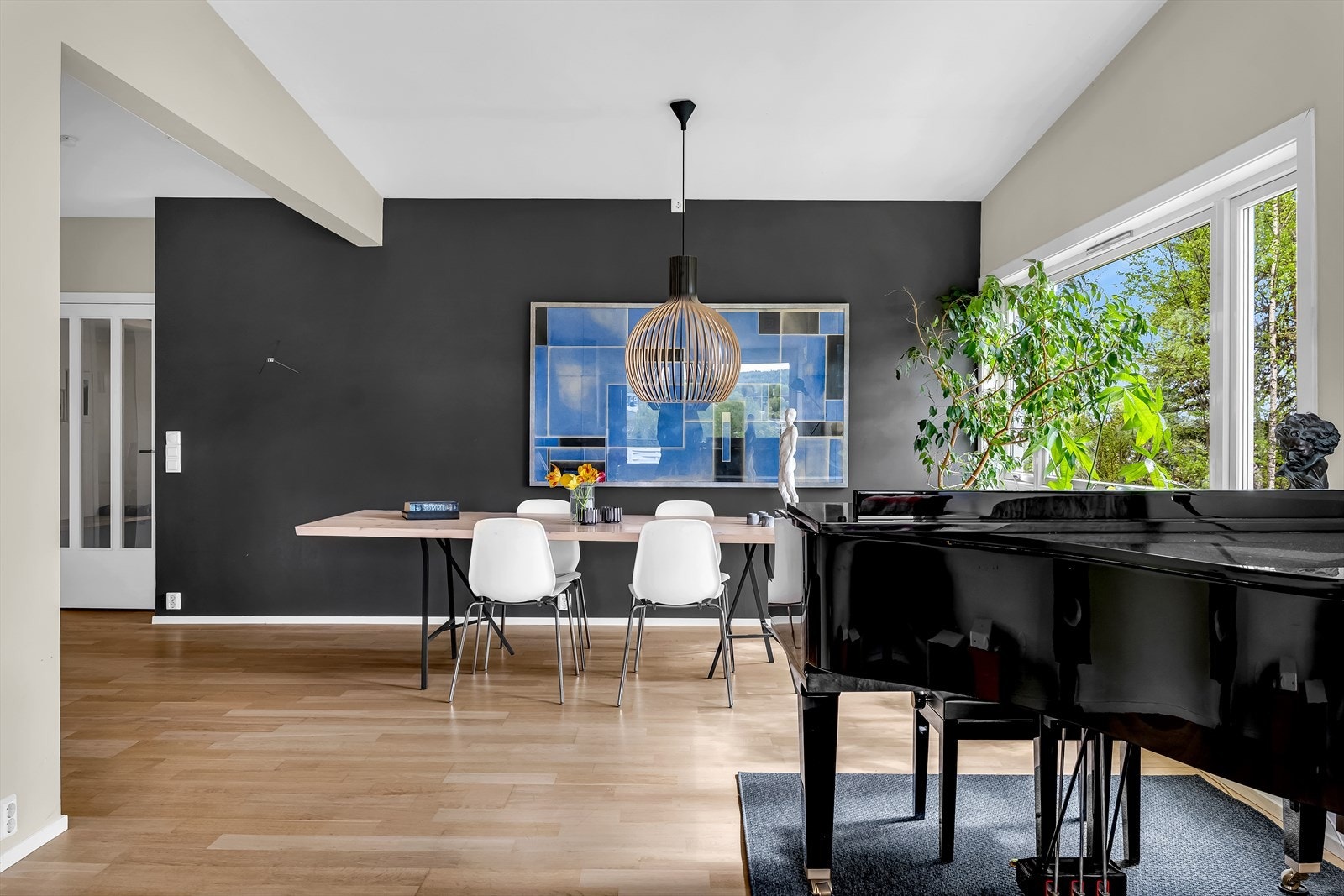 Leiligheten har før øvrig god og luftig takhøyde, takterrasse på 30 kvm, 3 soverom, eget kjøkken, lys fra 4 sider og en funksjonell og gjennomtenkt planløsning som kan passe for flere generasjoner. Galleribilde