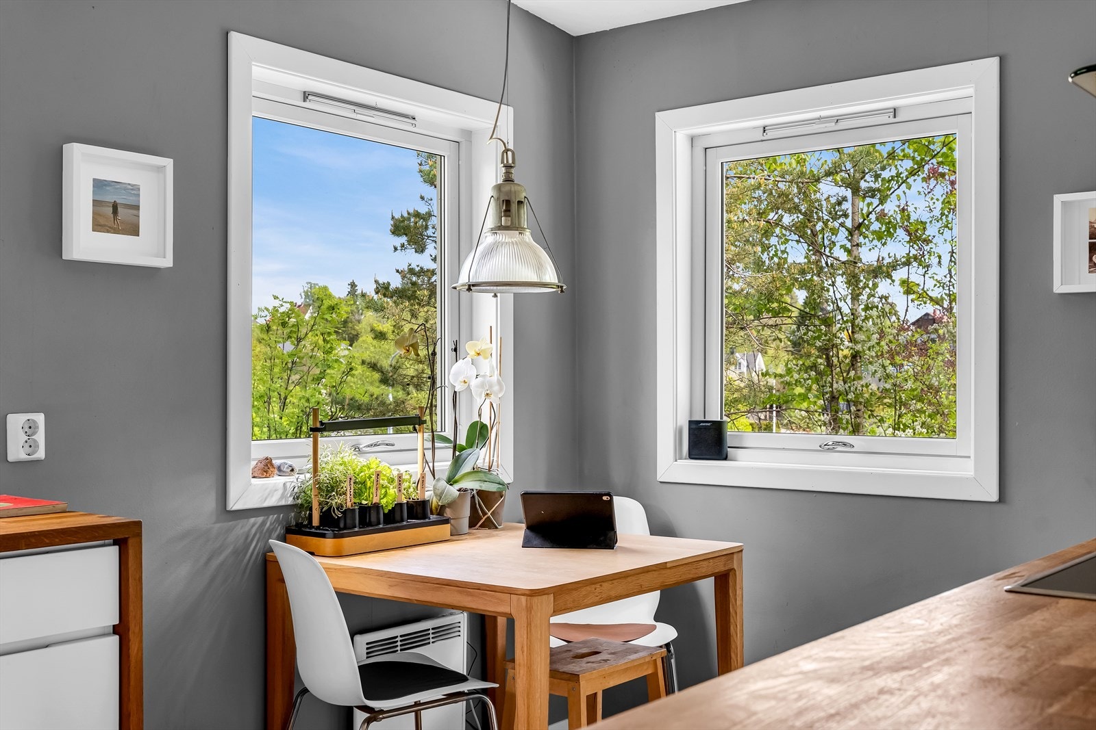 På kjøkkenet har man også plass til liten spisekrok med morgensol. Galleribilde