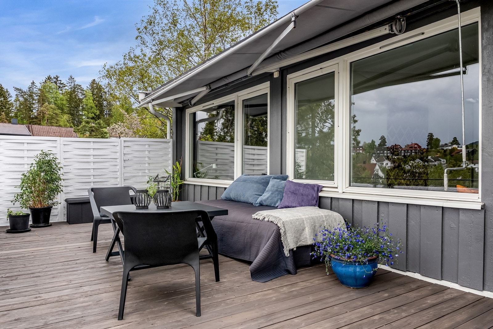 Fra stuen er det direkte utgang til en stor og solrik terrasse på ca 30 kvm. Galleribilde