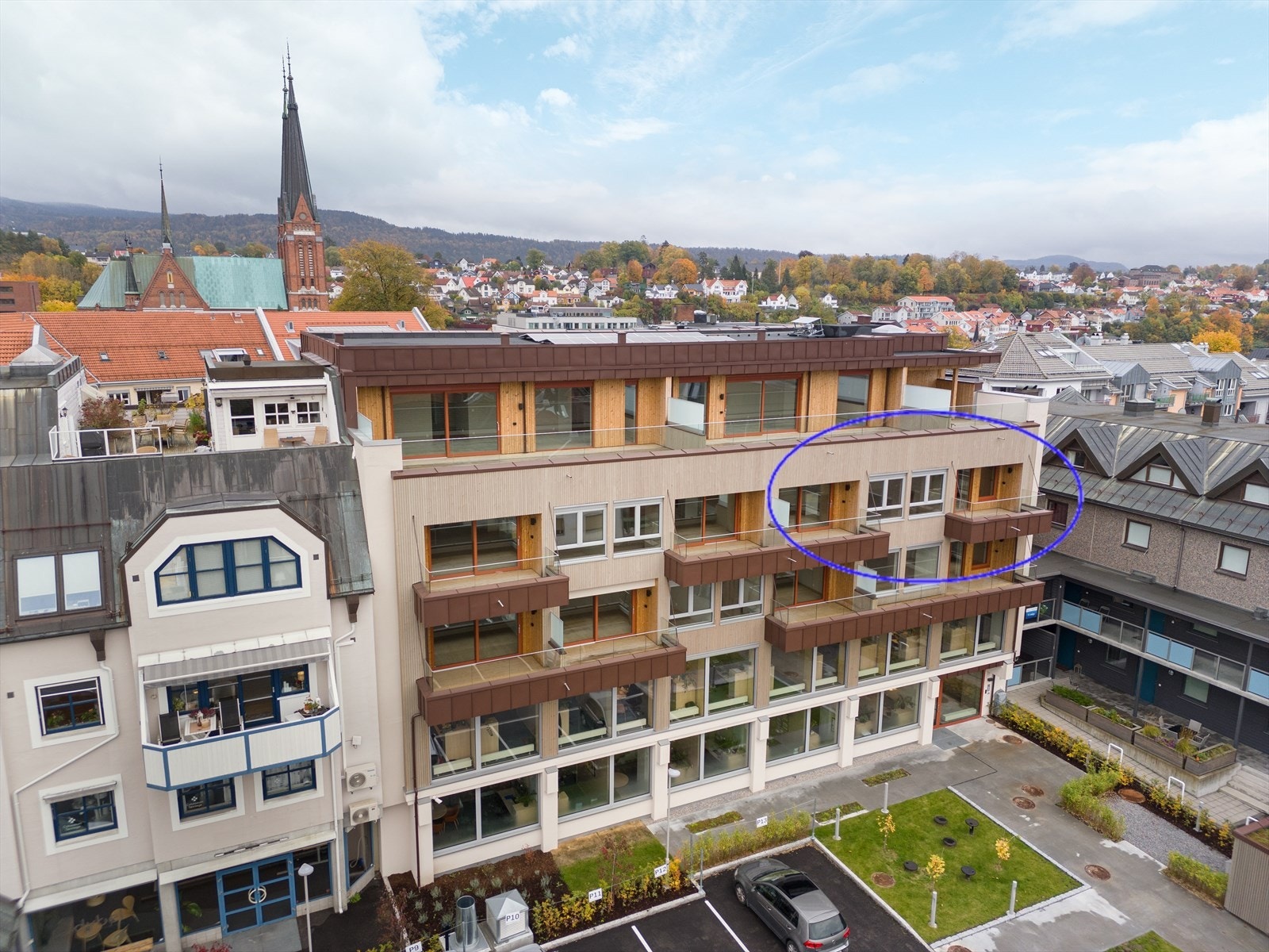 Lundegata 16 har en svært sentral beliggenhet på Lie, på toppen av byen og med kort gangavstand til både Lietorvet og Skien sentrum. Galleribilde