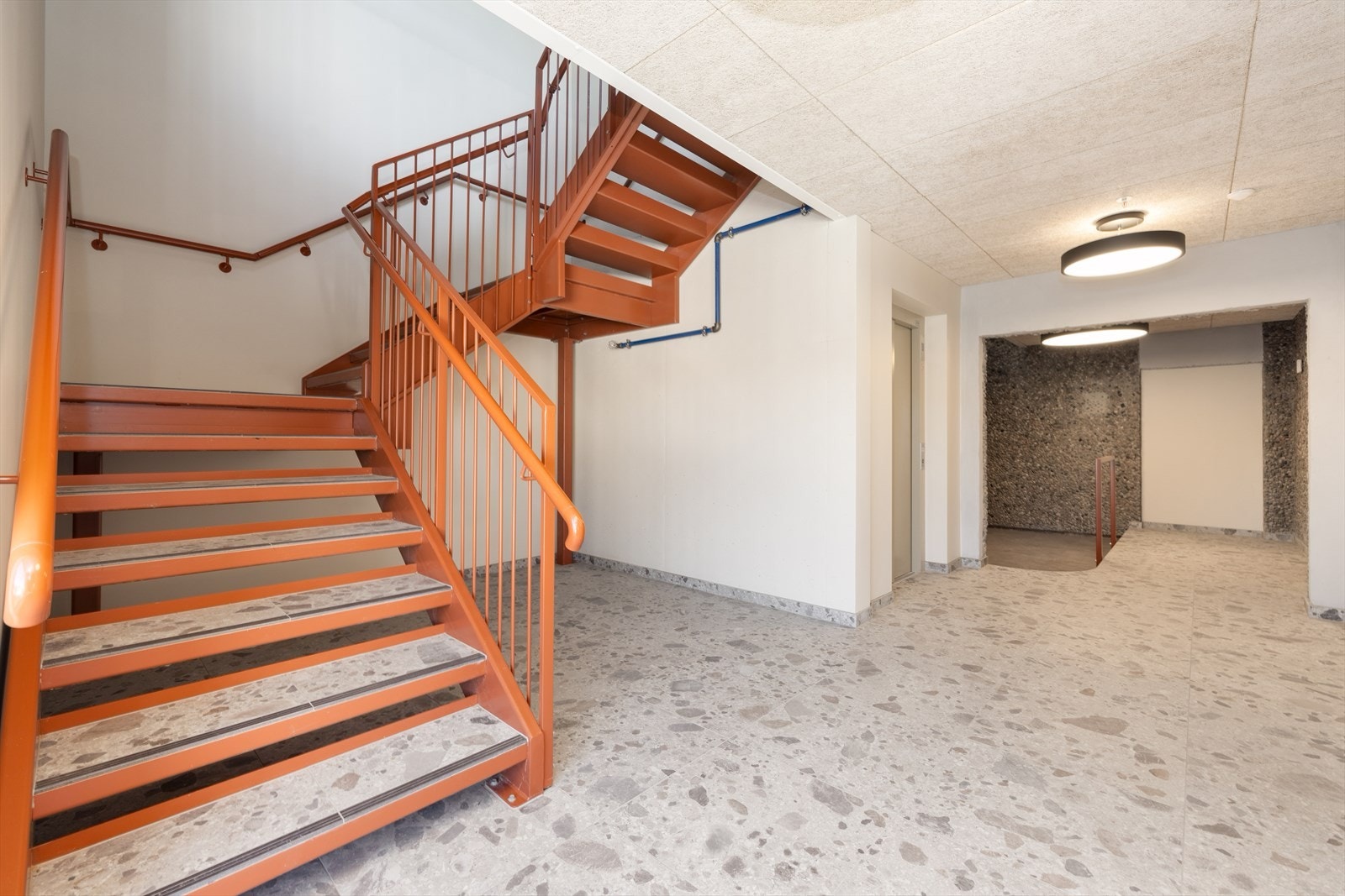 Borettslaget har kodelås på ytterdør og heis mellom etasjene. Her er det tenkt på praktiske detaljer og gode løsninger som gir en lettstelt og god bosituasjon! Galleribilde