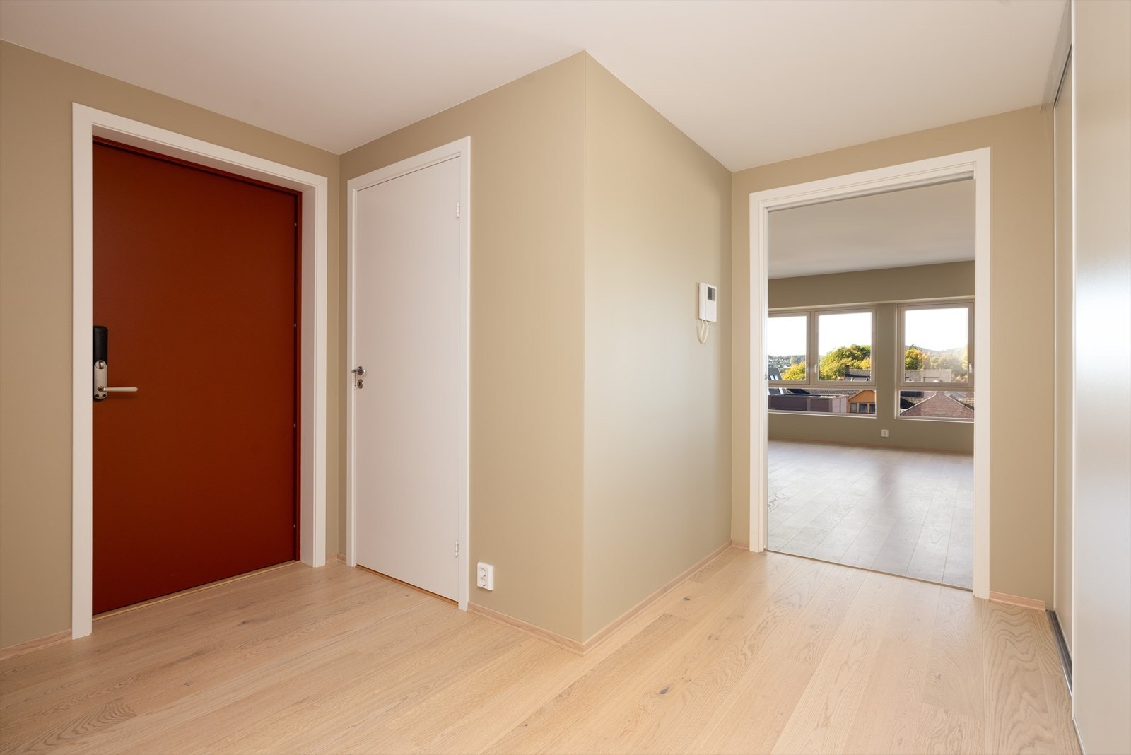 Fin entré/gang med vannbåren gulvvarme og praktisk skyvedørsgarderobe for skjult oppbevaring av sko- og yttertøy. Galleribilde