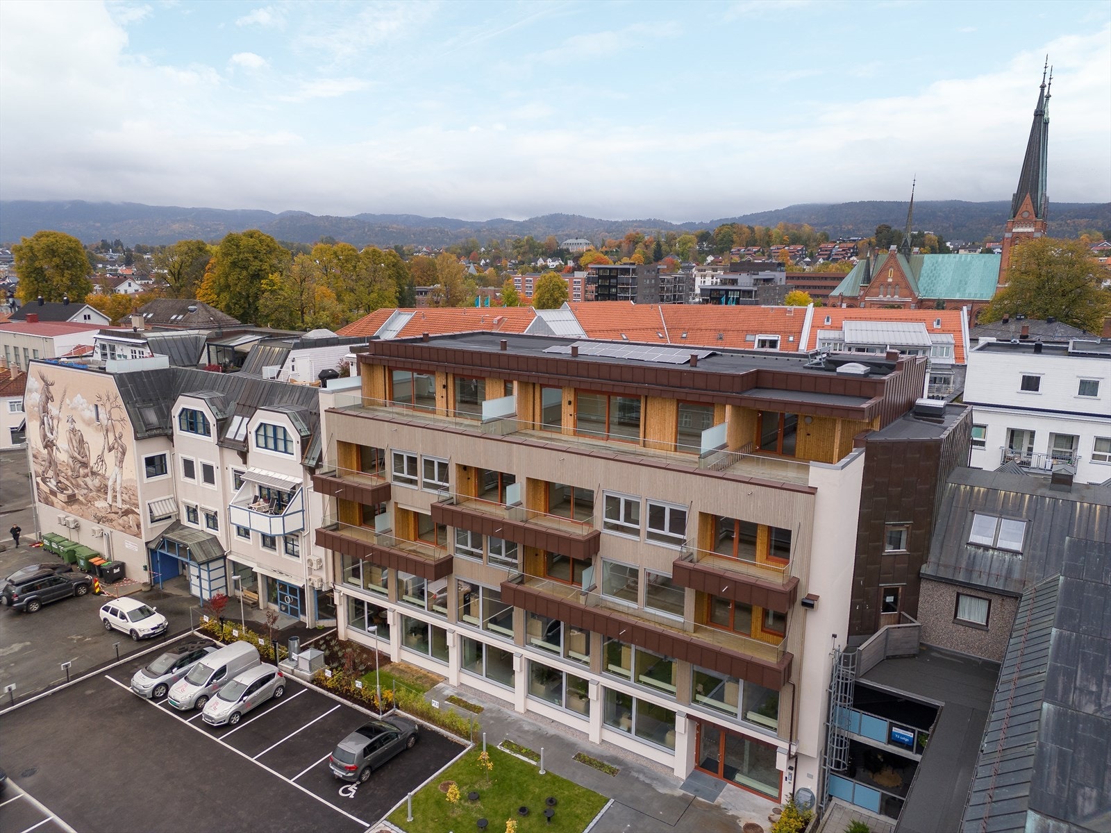 Biloppstillingsplass rett utenfor døren følger leiligheten. Innen kort gangavstand finner du Skiens trivelige sentrumsgater, med kjøpesentre og butikker, kafeer og restauranter, samt diverse kulturtilbud. Galleribilde