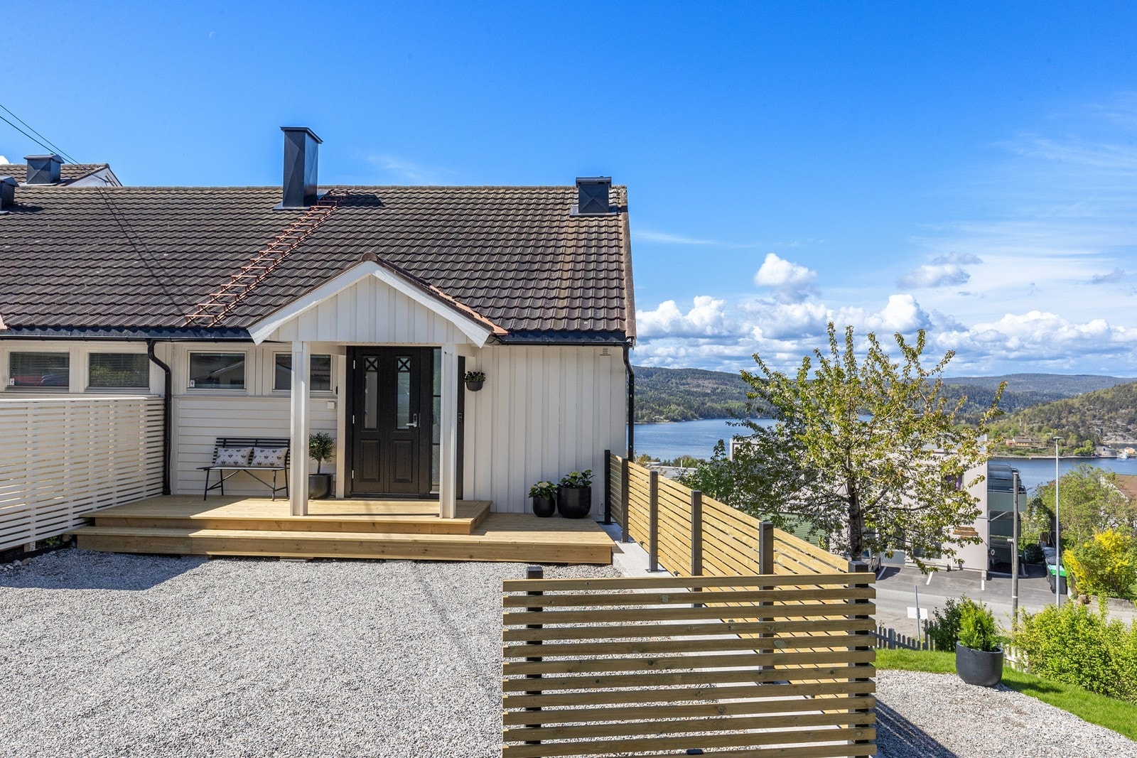 Flott inngangsparti med nydelig utsikt og ny terrasse. Morgensol og godt med biloppstillingsplass. EL-bil lader montert og klar. Galleribilde