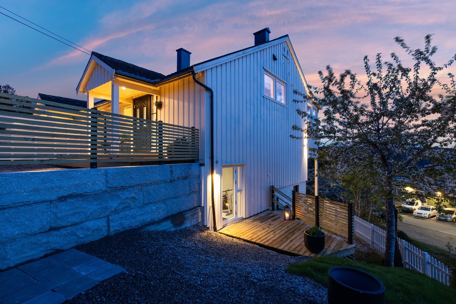 Enderekkehus med tilgang til terrasse og hage fra vaskerom, praktisk og lekkert. Galleribilde