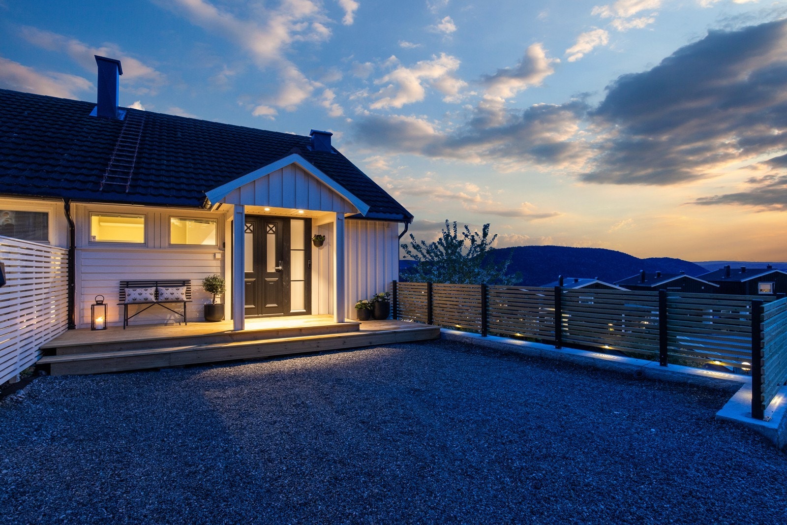 Flott inngangsparti med ny terrasse, granittmur og gjerde mot nord. Terrasse for morgensol og godt med biloppstillingsplass. Galleribilde