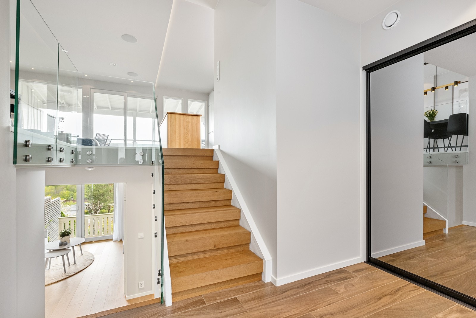 Entré - Store vindusflater i begge etasjer gir masse lys - Skyvedørsgarderobe med speilfronter. Flislagt gulv med varmekabler. Galleribilde