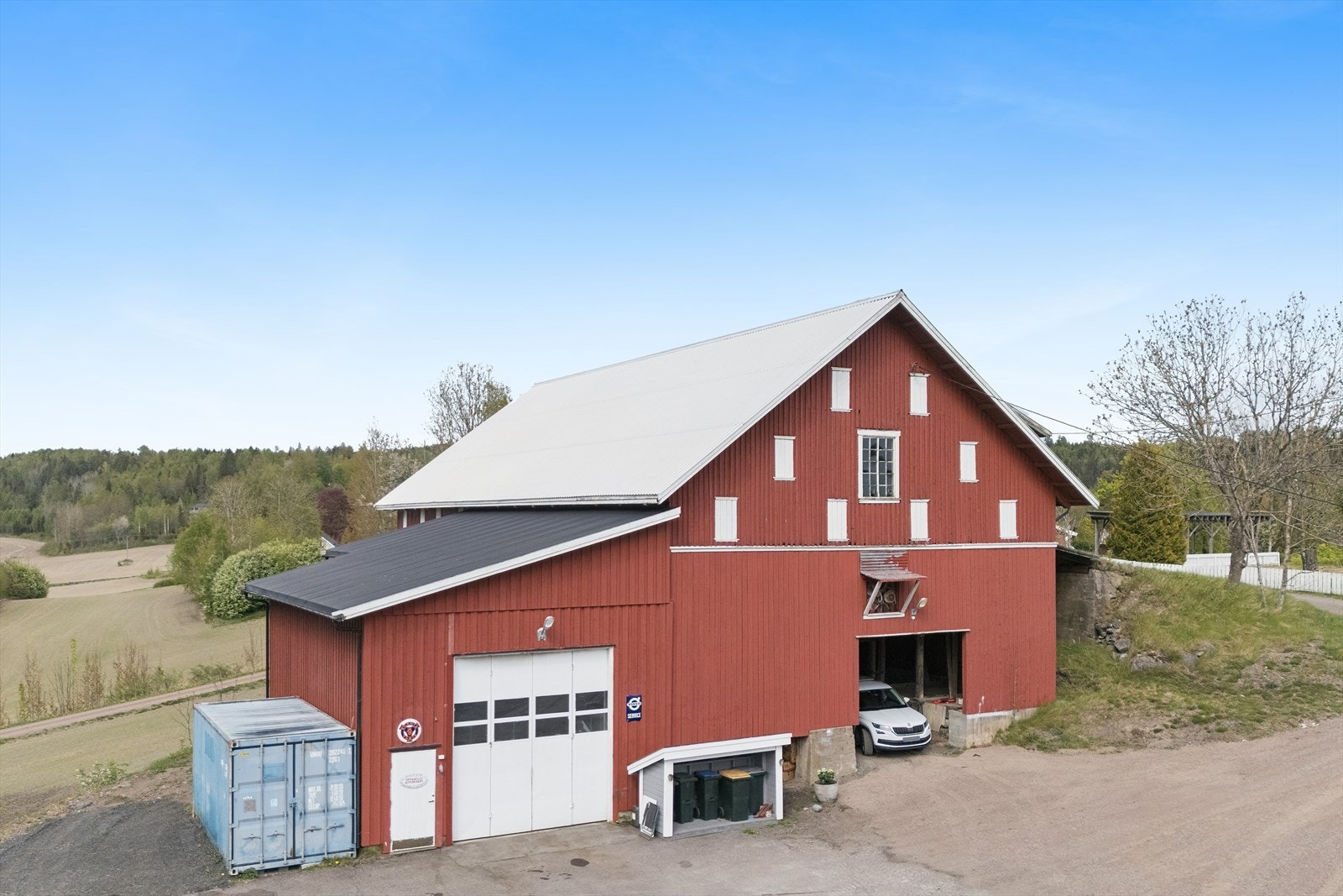 Uthuset har et samlet bruksareal på hele 626 m², fordelt på lagring, verksted og kjørelåve. Container medfølger ikke. Galleribilde