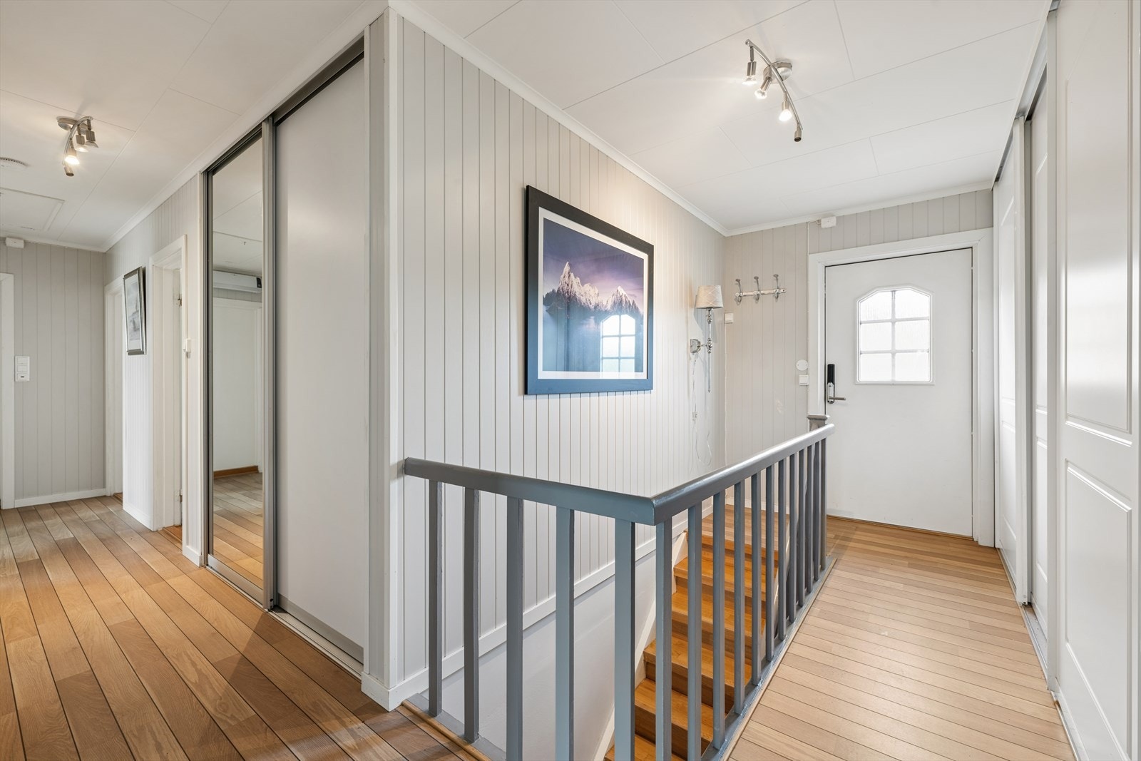 Velkommen inn til en romslig gang med flere garderobeskap for oppbevaring. Galleribilde