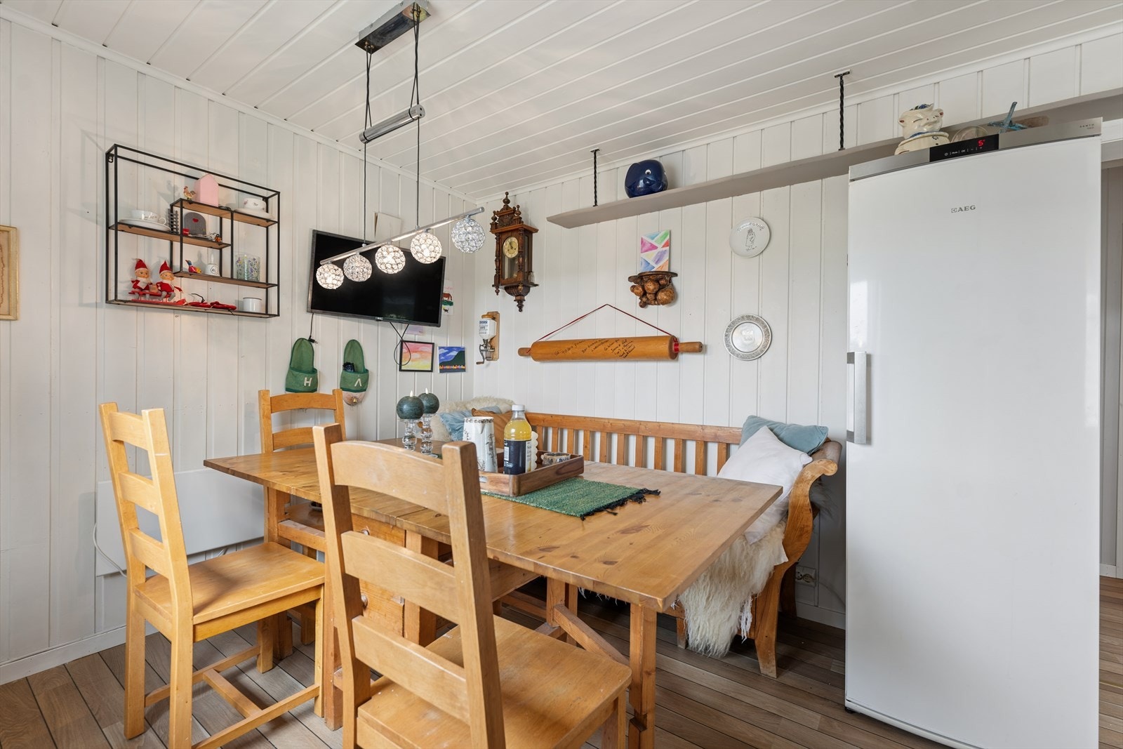 Kjøkkenet har god plass til egen spisedel. Galleribilde