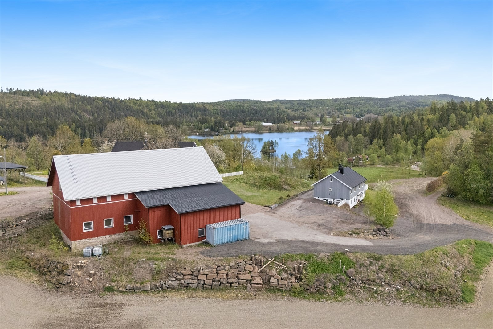 Eiendommen ligger landlig til med stor, gruset gårdsplass og opparbeidet hage. Galleribilde