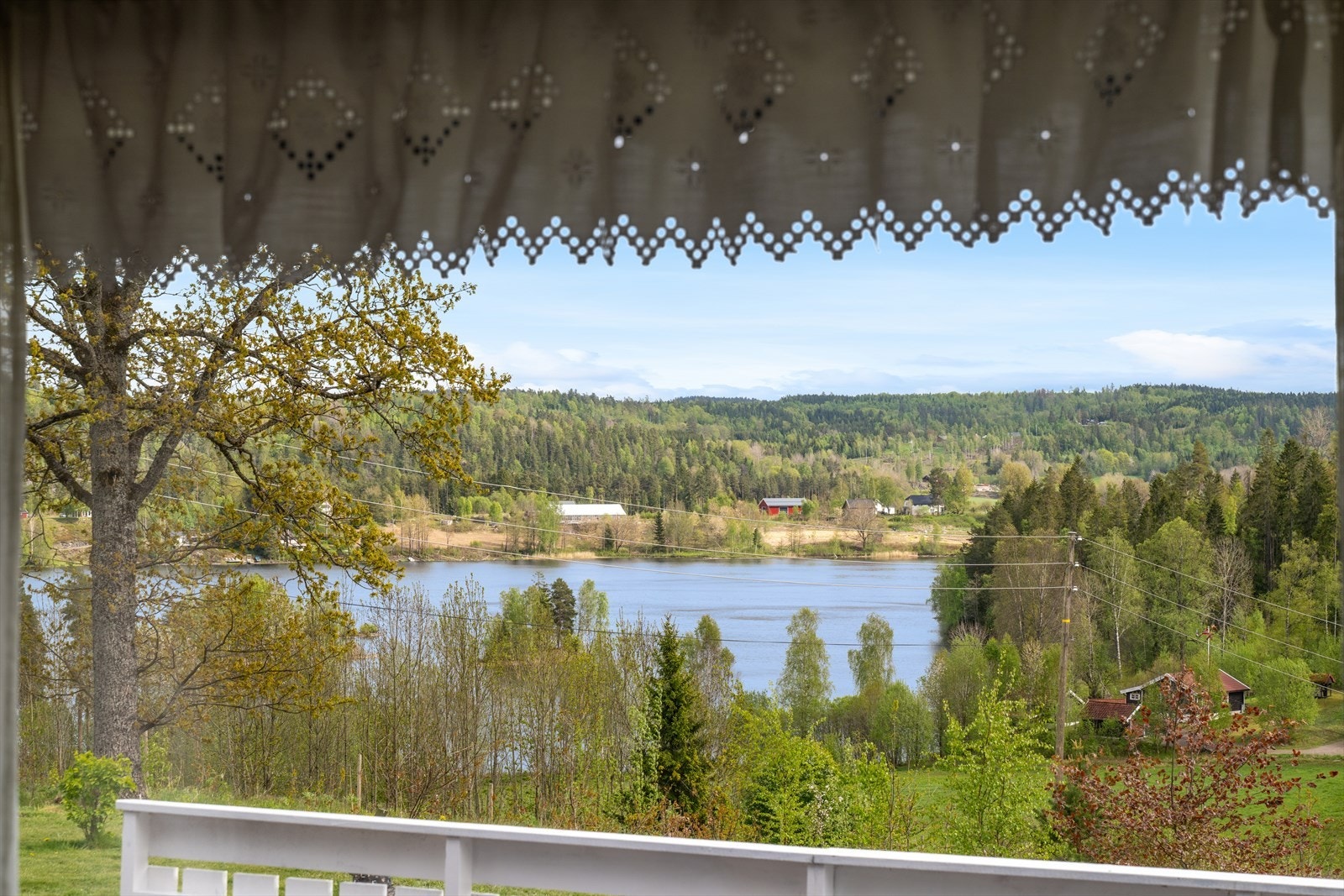 Fra stuen er det vakker utsikt mot Illestadvannet. Galleribilde