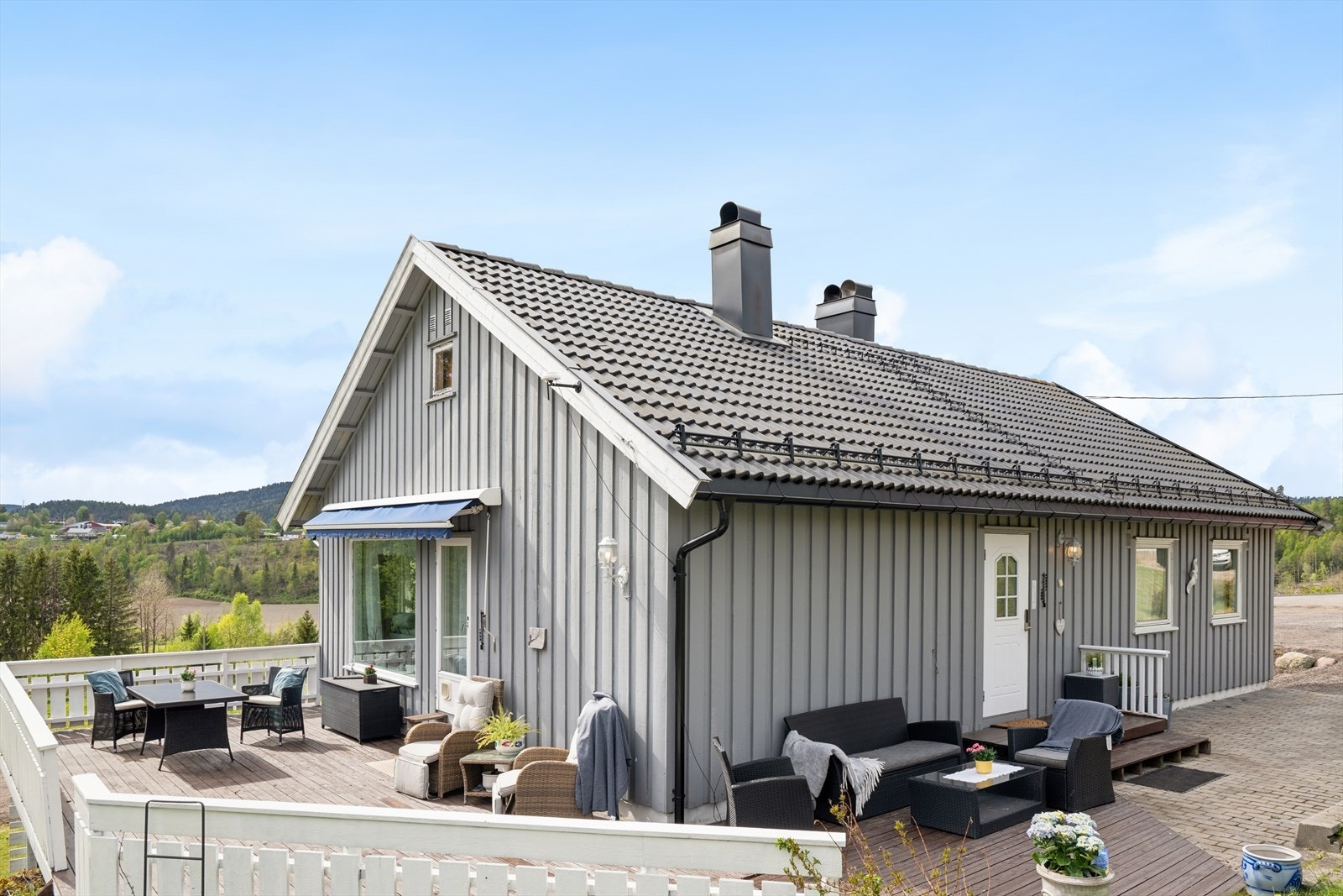 Rundt boligen er det store uteområder med flere soner. Galleribilde