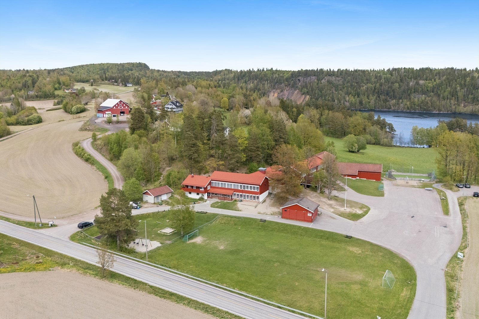 Eiendommen ligger kun et steinkast fra Høyjord barneskole og bussholdeplass. Dagligvarehandelen kan gjøres hos blant annet Kiwi og Meny i Andebu, en kort kjøretur unna. Galleribilde