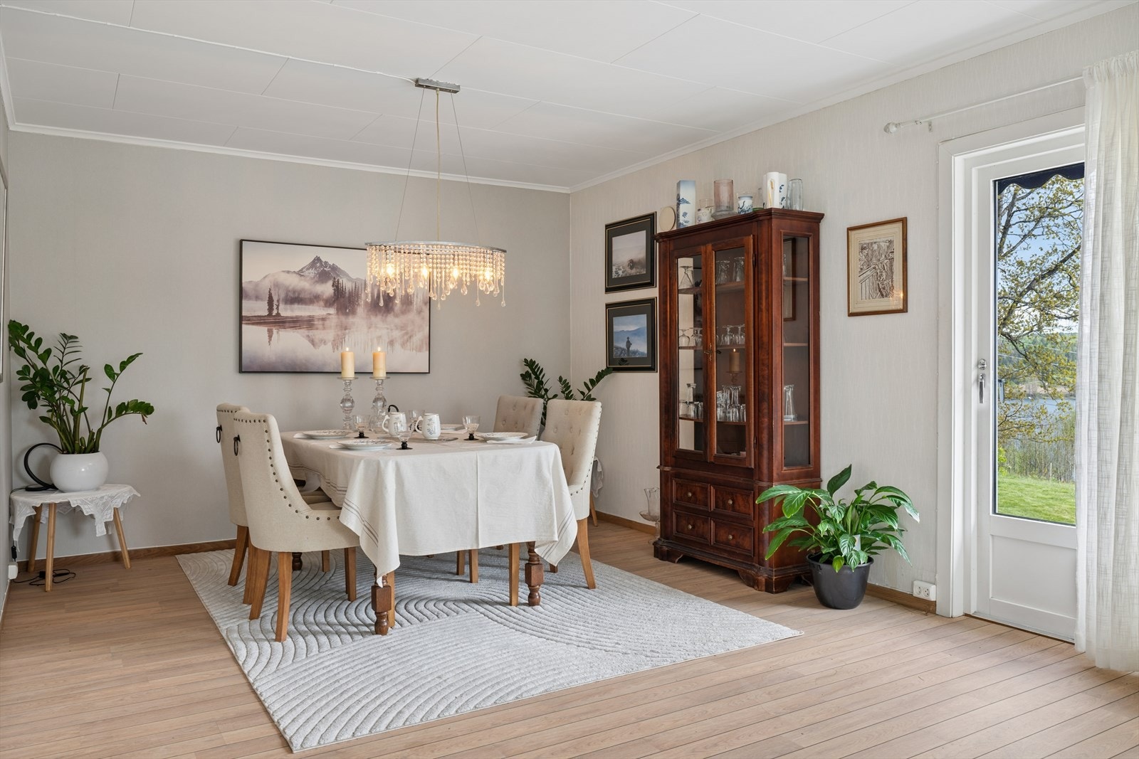 Det er romslig plass til en spisegruppe for å samle venner og familie. Galleribilde