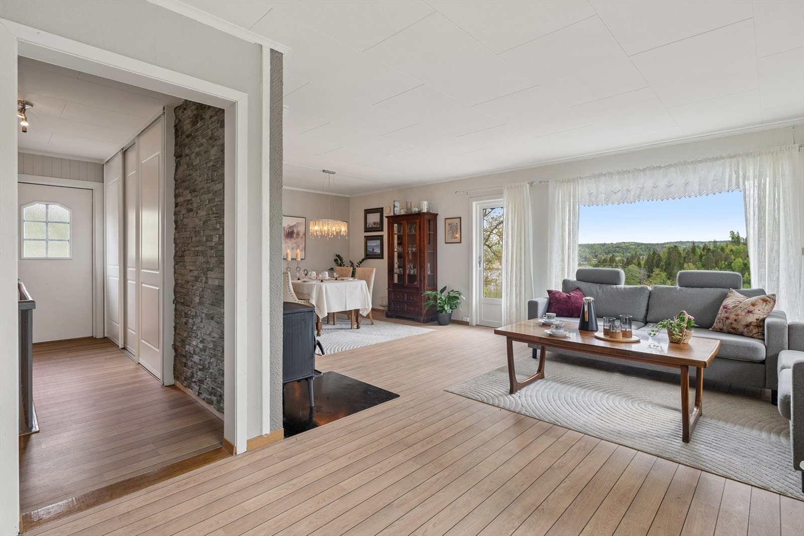 Stuen har god plass til både sofagruppe og spisebord. Galleribilde