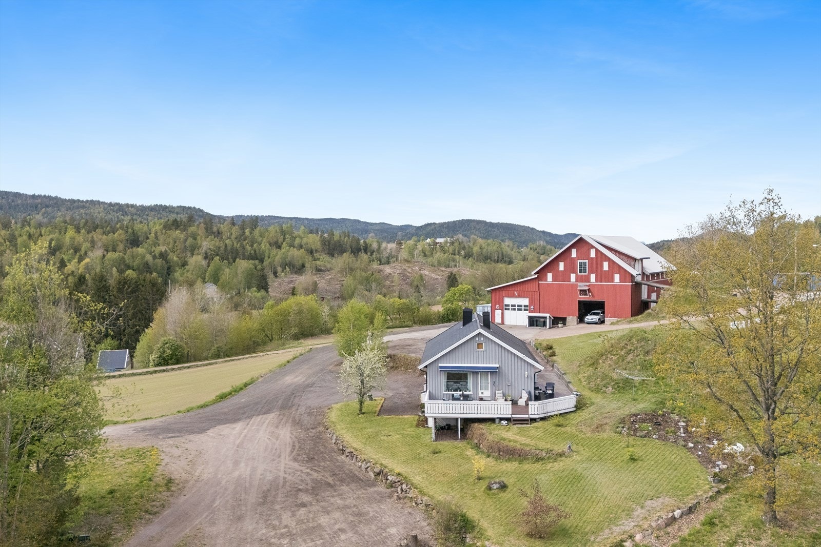 På den store tomten som er over 20 mål finner du også et stort beite og et stort uthus med isolert verksted og rikelig med lagringsplass. Galleribilde