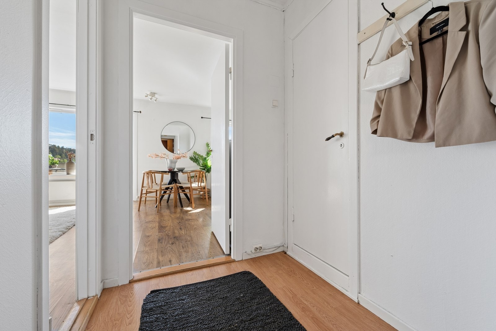 Praktisk entré med plass til oppheng av yttertøy. Galleribilde