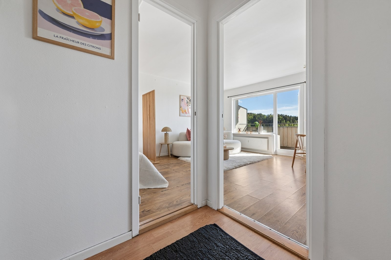 Entréen gir et ryddig førsteinntrykk med enkel adkomst til øvrige rom i boligen. Galleribilde