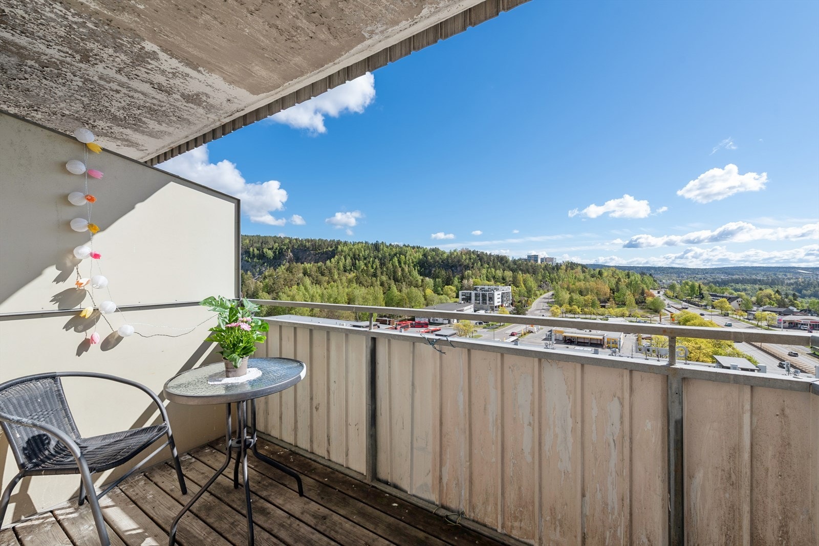Fra stuen er det utgang til en hyggelig balkong på 4,4m² med flott utsikt. Galleribilde