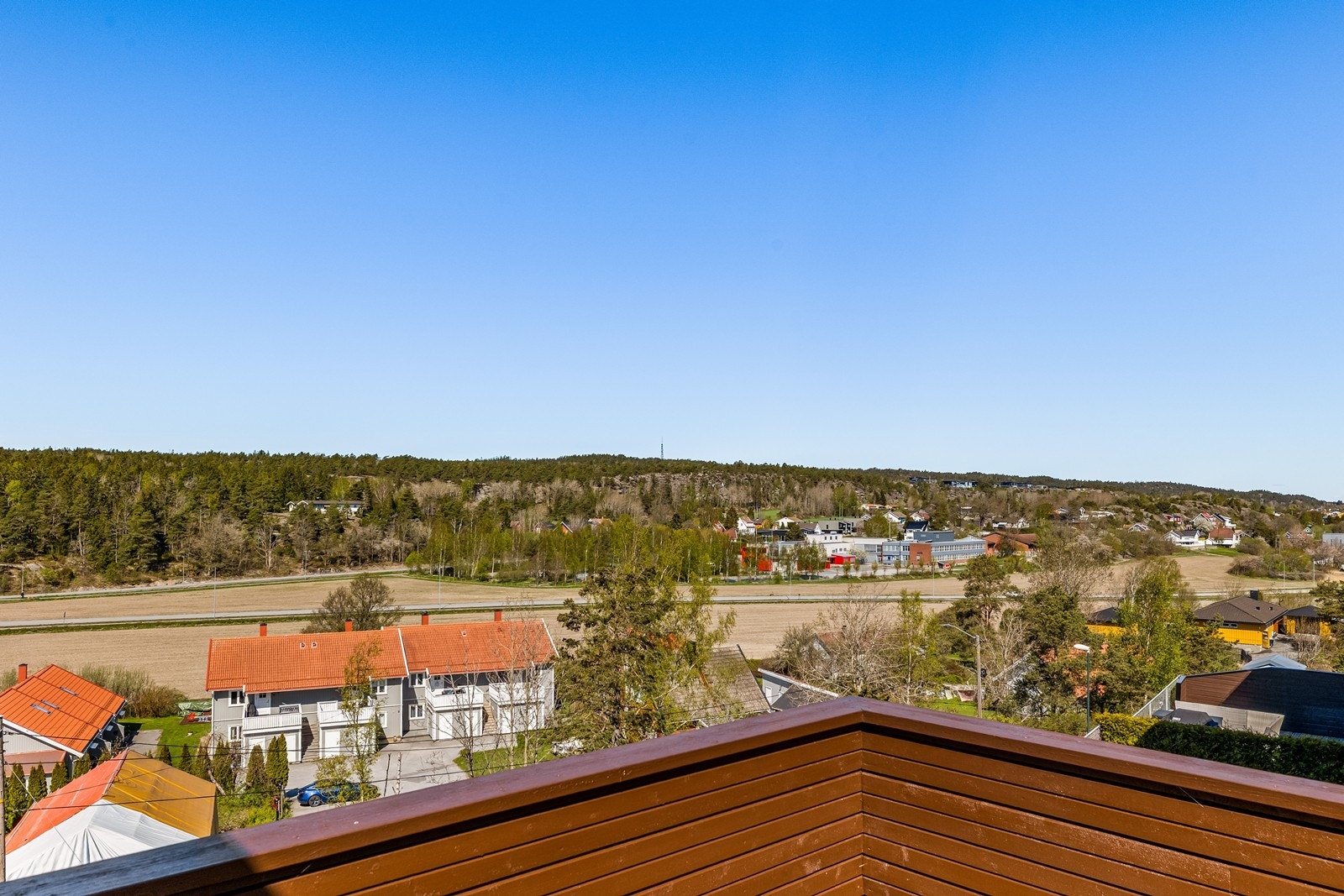 Fra boligen ser man utover nærområdet og grønne arealer. Galleribilde