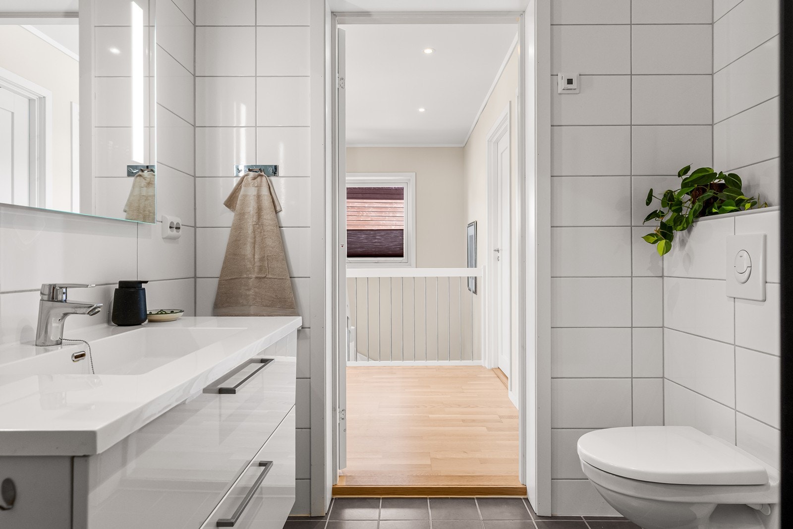 Badet er tilknyttet boligens balanserte ventilasjonsanlegg, som sikrer et godt inneklima. Galleribilde