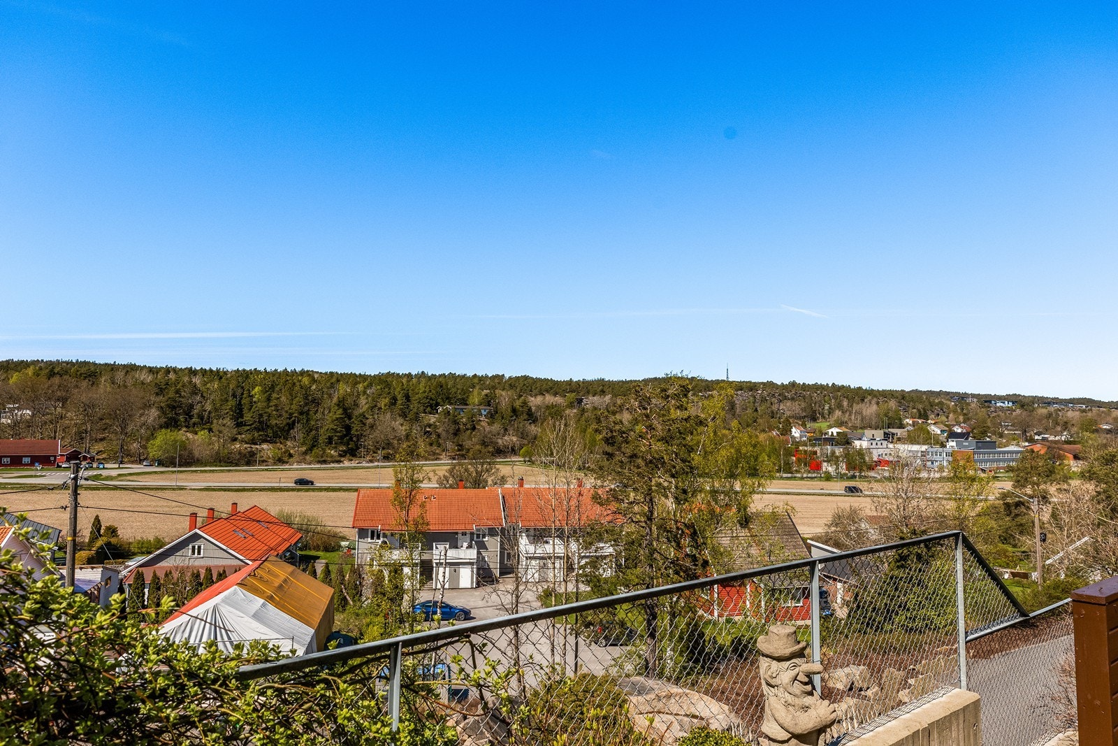Utsikt over et rolig og etablert nabolag. Galleribilde