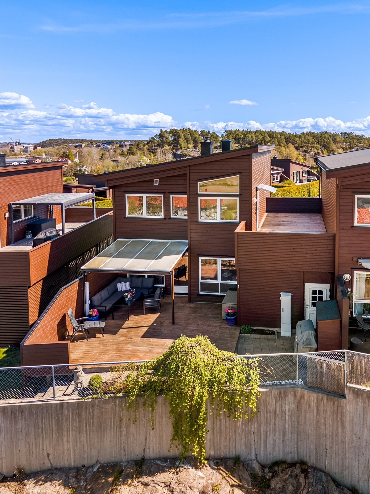 Dette er et moderne rekkehus fra 2018 med flere store uteplasser, inkludert en takterrasse på 33 m² og to markterrasser på til sammen 46 m². Galleribilde