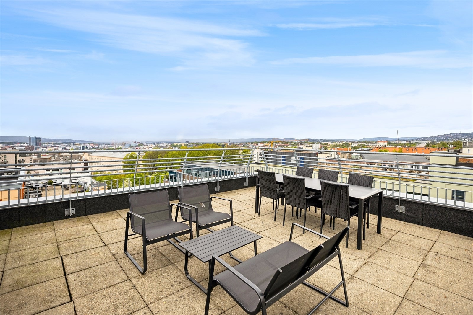 Felles takterrasse med fantastiske solforhold og imponerende utsikt. Galleribilde