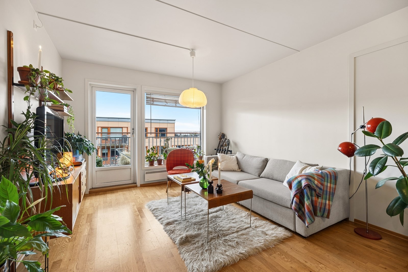 Leiligheten fremstår som lys og luftig, med store vindusflater som gir et flott naturlig lysinnslipp. Galleribilde