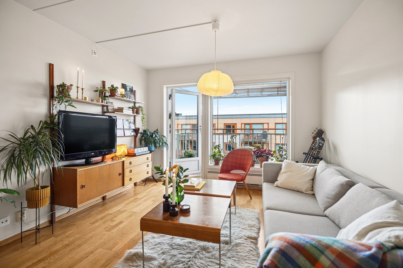 Velkommen til Sinsenveien 7! En lys og innbydende andelsleilighet høyt og fritt beliggende i byggets 6. etasje, med en praktisk og attraktiv separat hybel. Galleribilde