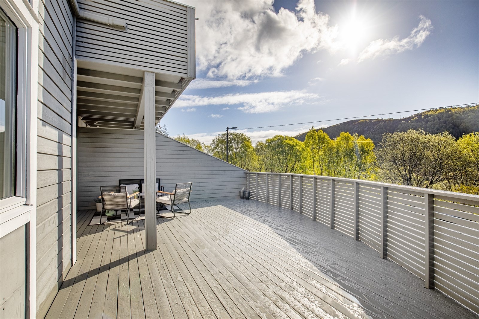 Solrik terrasse med utsikt over naturen rundt om Galleribilde