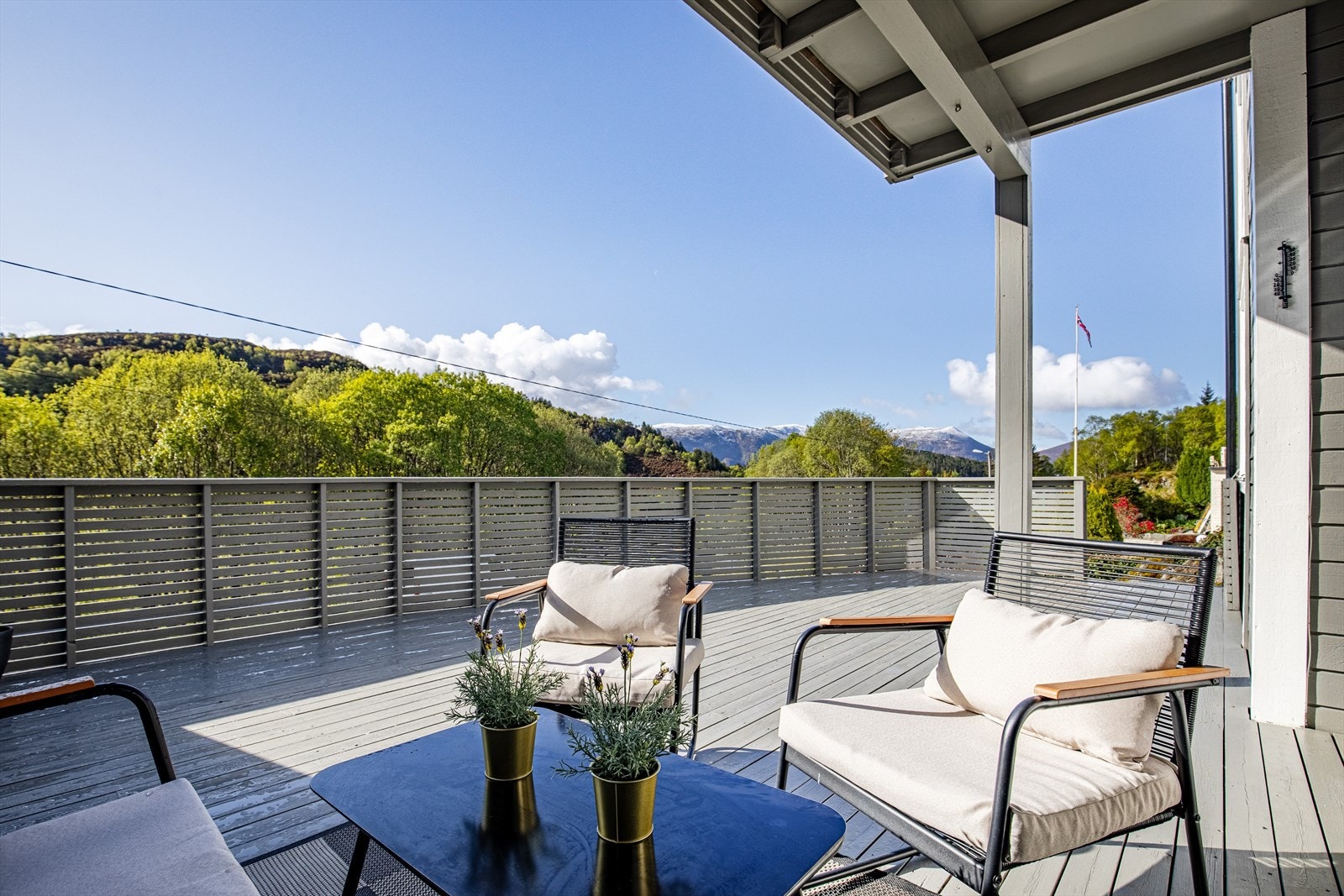 En pen og moderne leilighet med romslig terrasse der du kan flytte rett inn Galleribilde