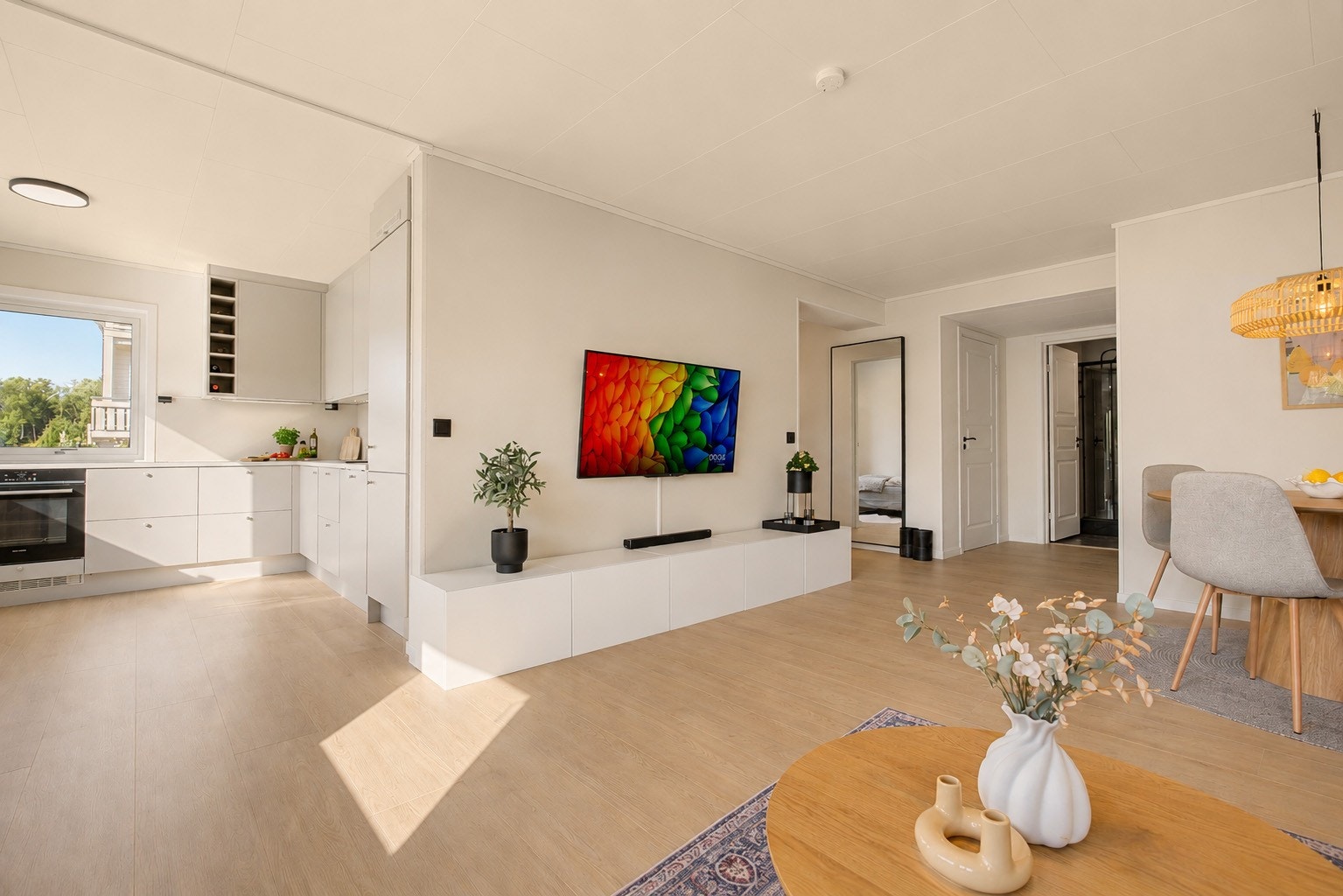 Den åpne løsningen gir god plass for sofagruppe og spisebord Galleribilde