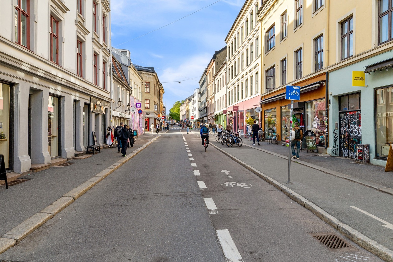 Markveien med alle sine servicetilbud og yrende byliv ligger rett rundt hjørnet. Galleribilde