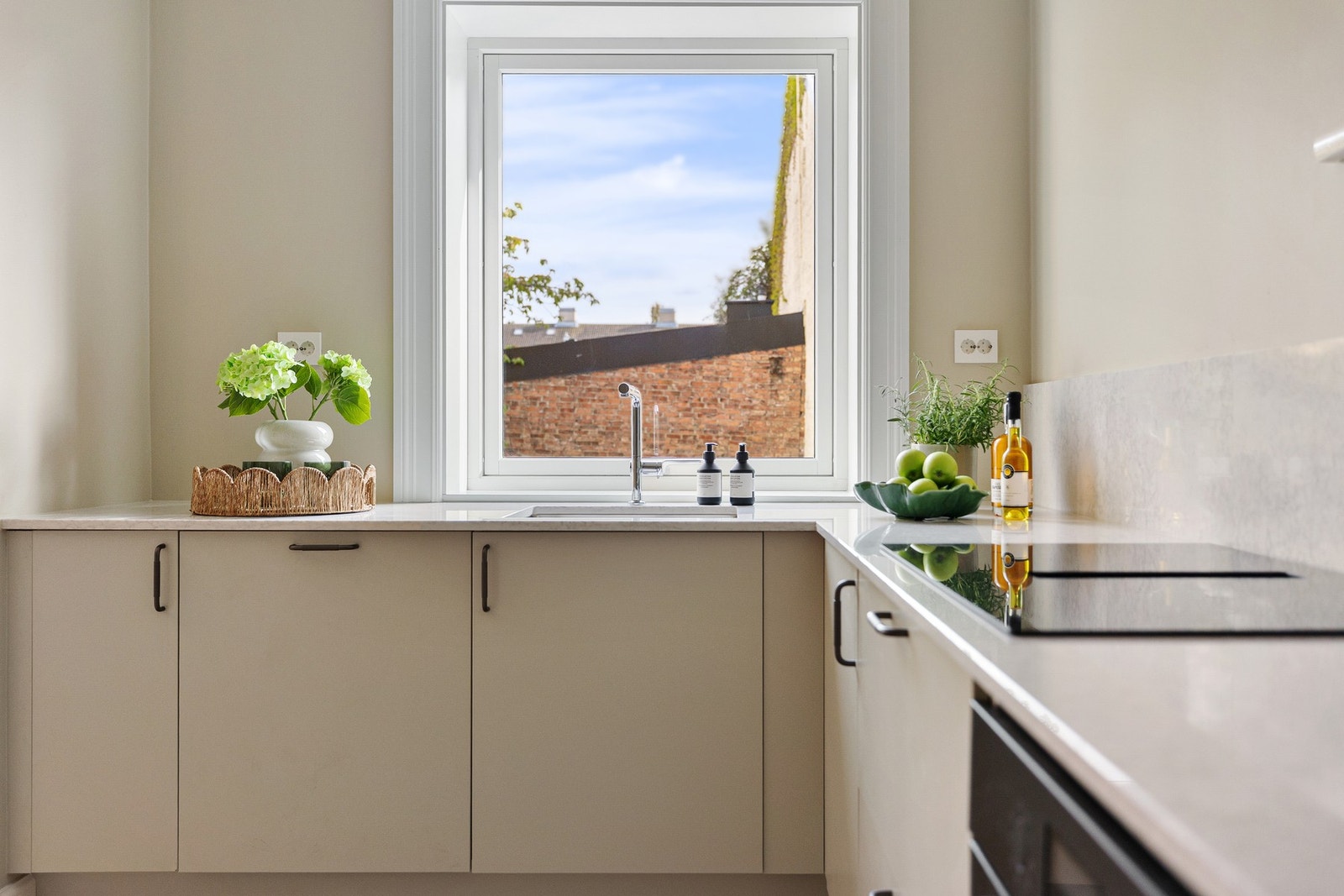 Meget påkostet benkeplate i komposittstein med backsplash. Galleribilde
