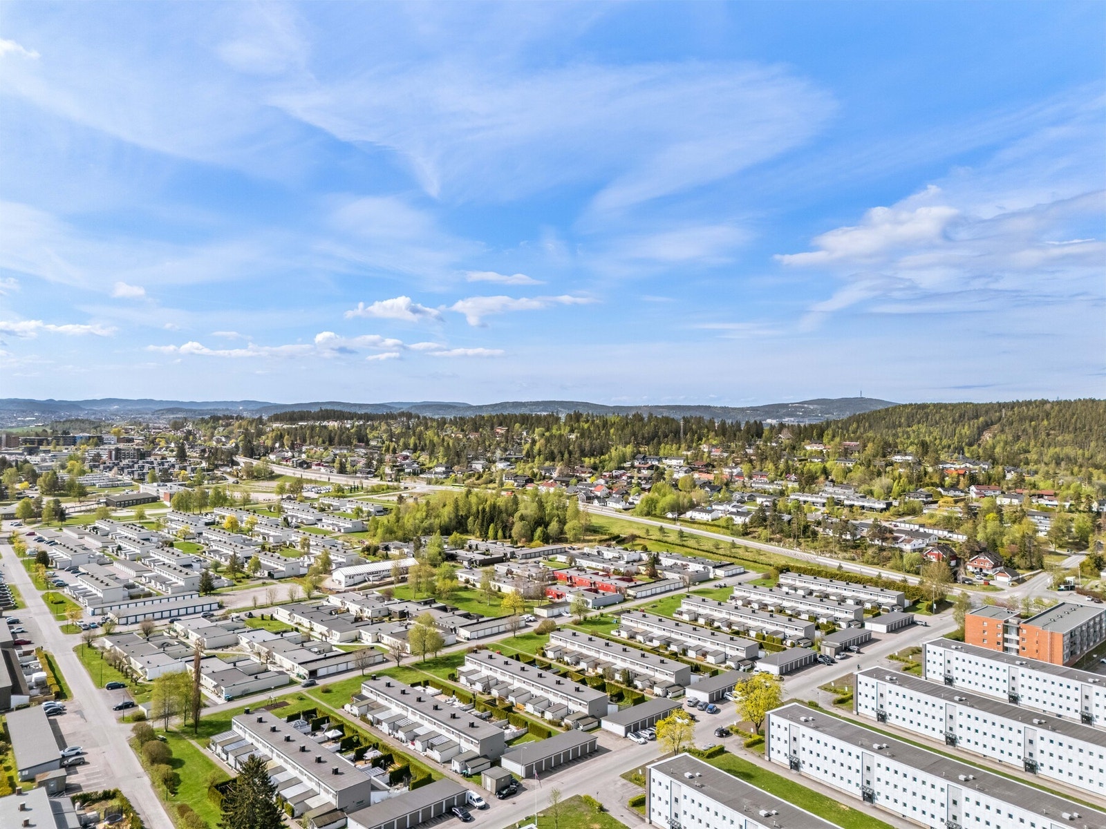 Kort vei til Skedsmo senter, dagligvarebutikker, skoler, barnehager og kollektivtransport med bussforbindelser mot blant annet Lillestrøm og Oslo Galleribilde