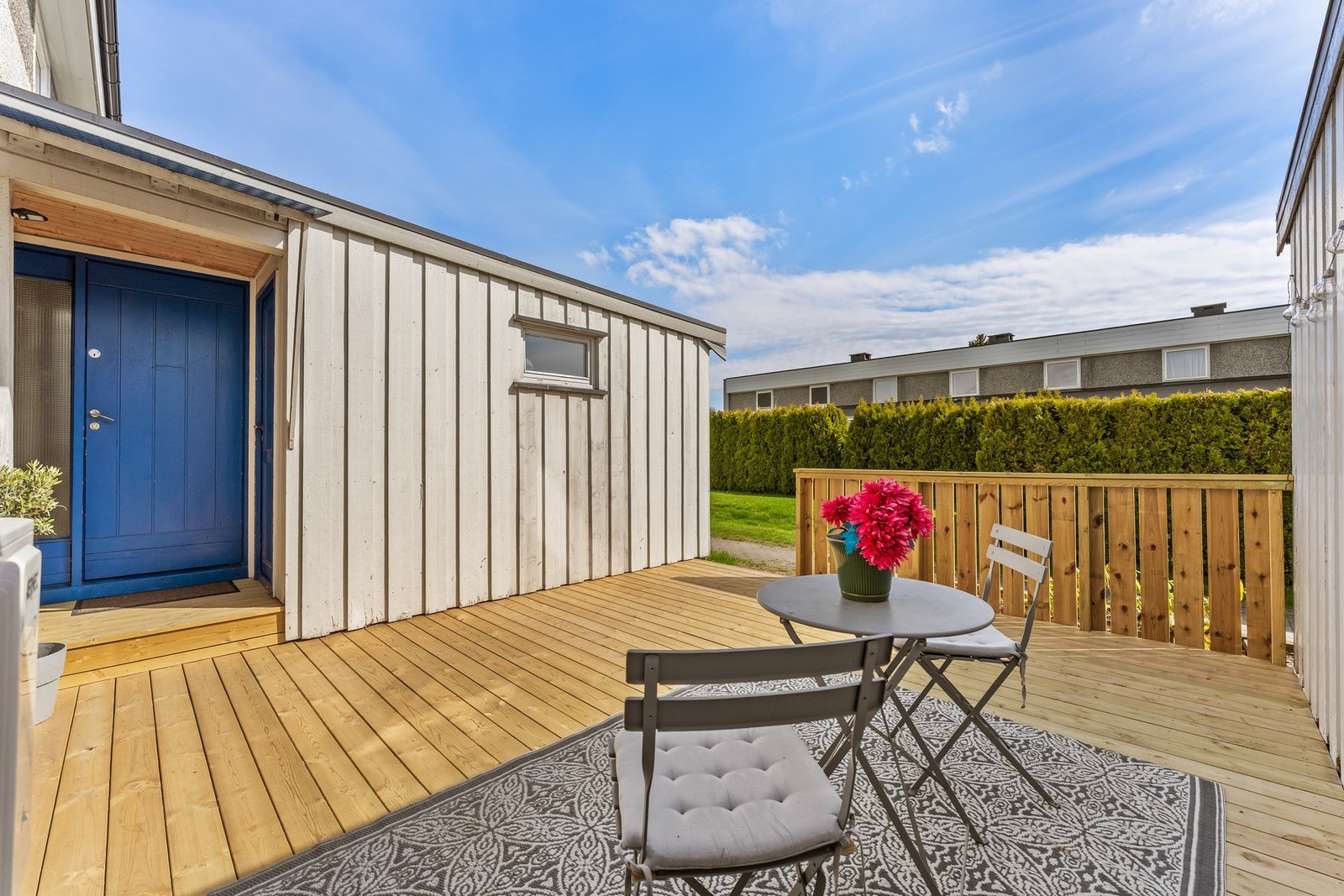 Romslig inngangsparti med ny terrasseplatting Galleribilde