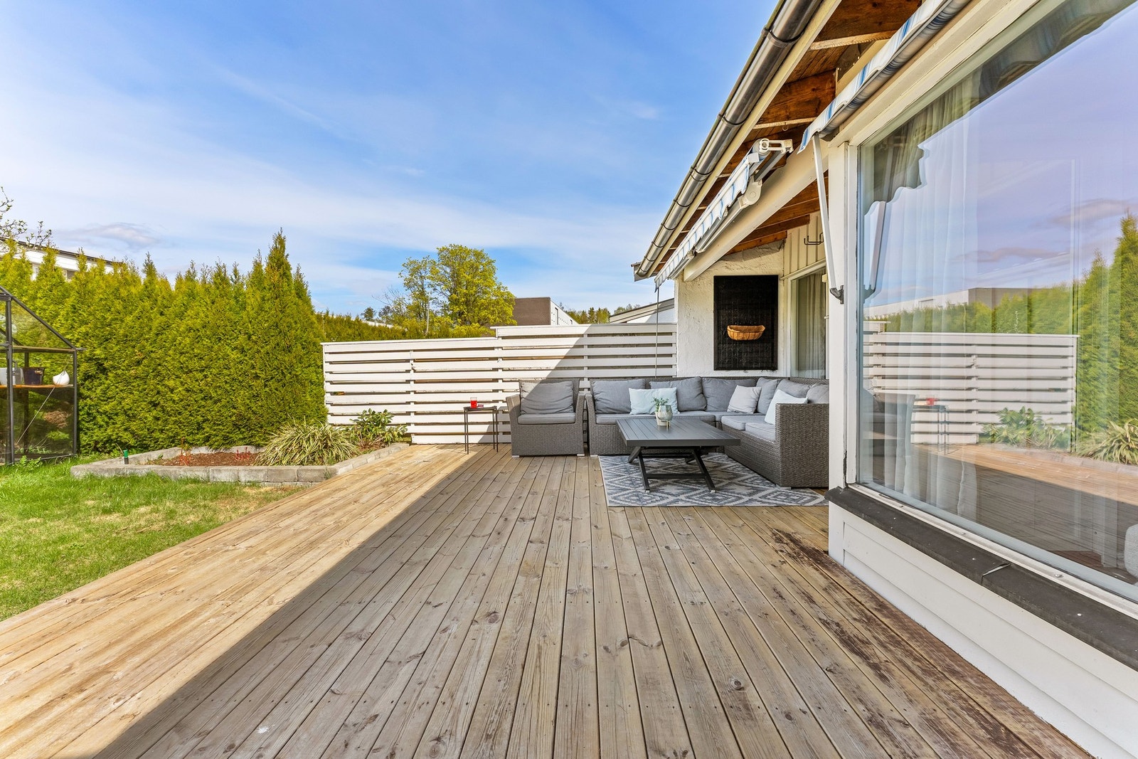 Terrassen ligger som en forlengelse av stuen og har god plass til loungegruppe, grill og spisebord Galleribilde