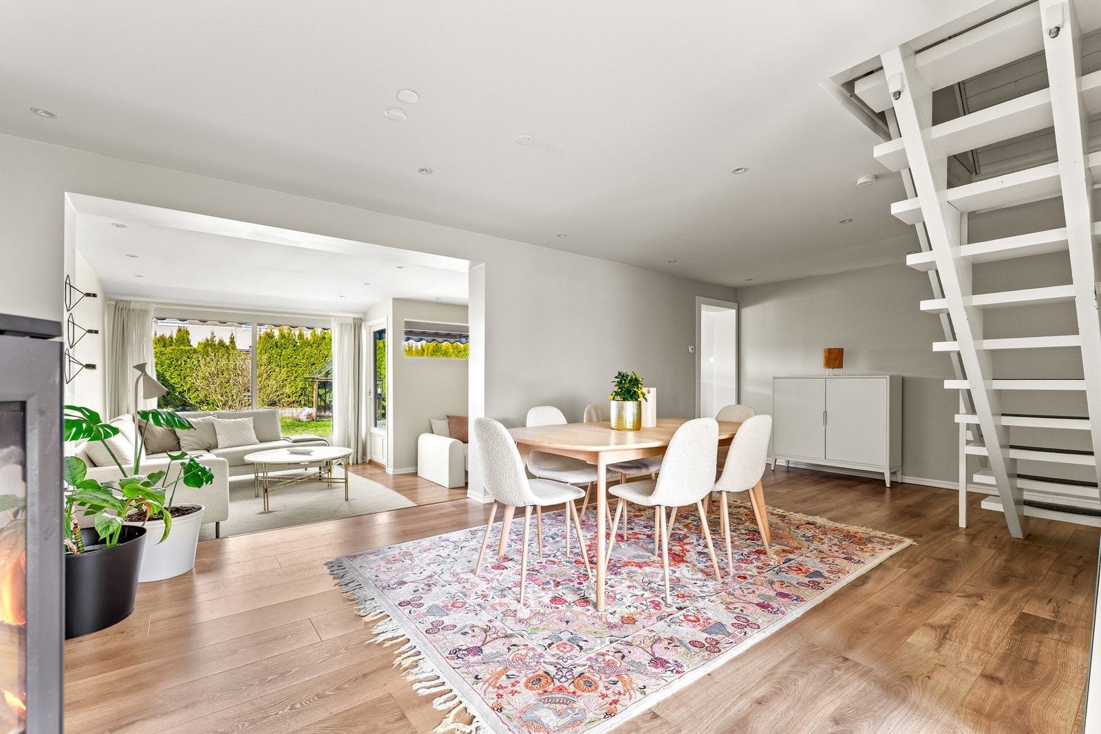Spisestuen har god plass til større spisegruppe og ligger tilknyttet kjøkken og stue, med peisovn som gir ekstra varme og hygge. Galleribilde