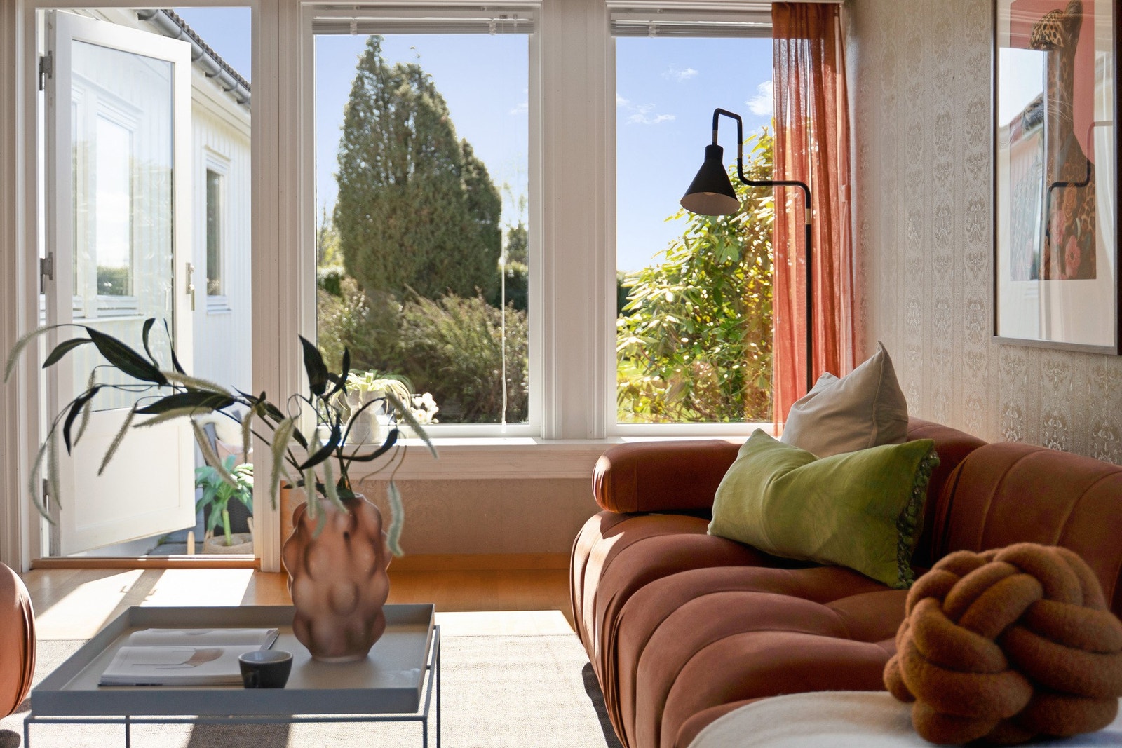 Fra stuen har man utgang til lun og koselig terrasseplatting Galleribilde