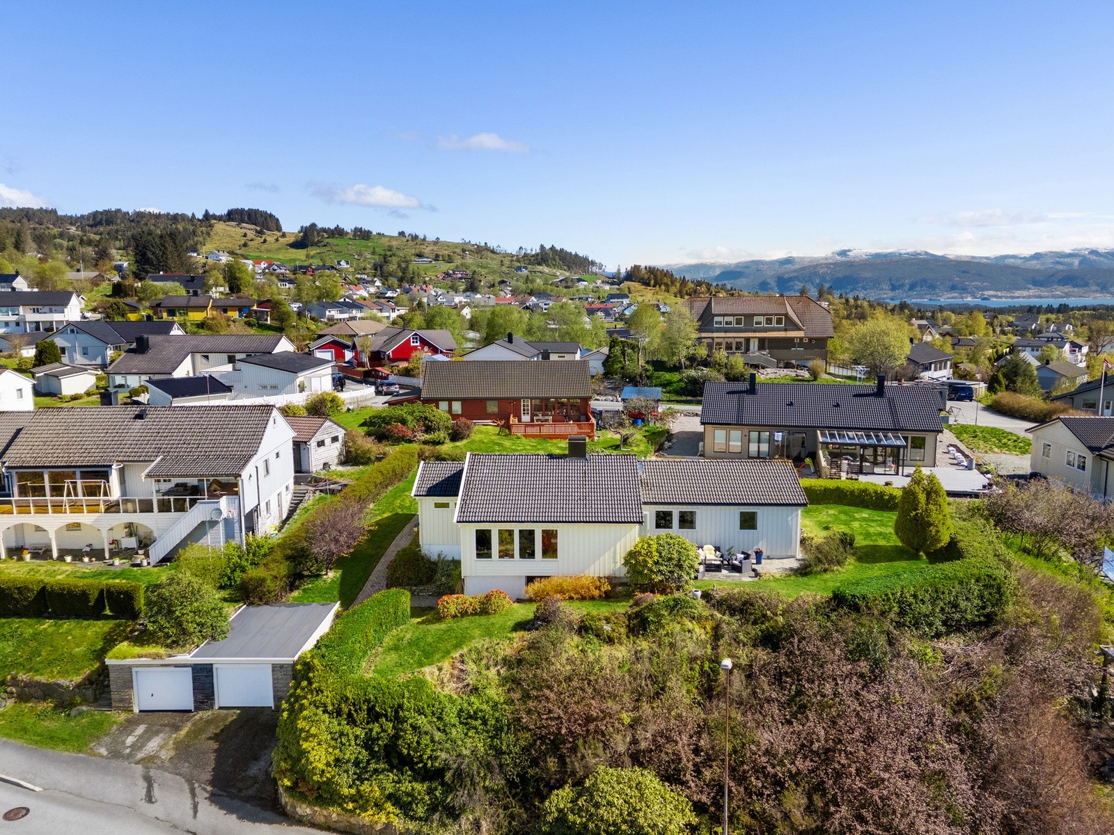 Området er etablert og barnevennlig. Det er kort gangavstand til Lindås senter, barnehage, skole, bussholdeplass, flerbrukshall m.m. Galleribilde