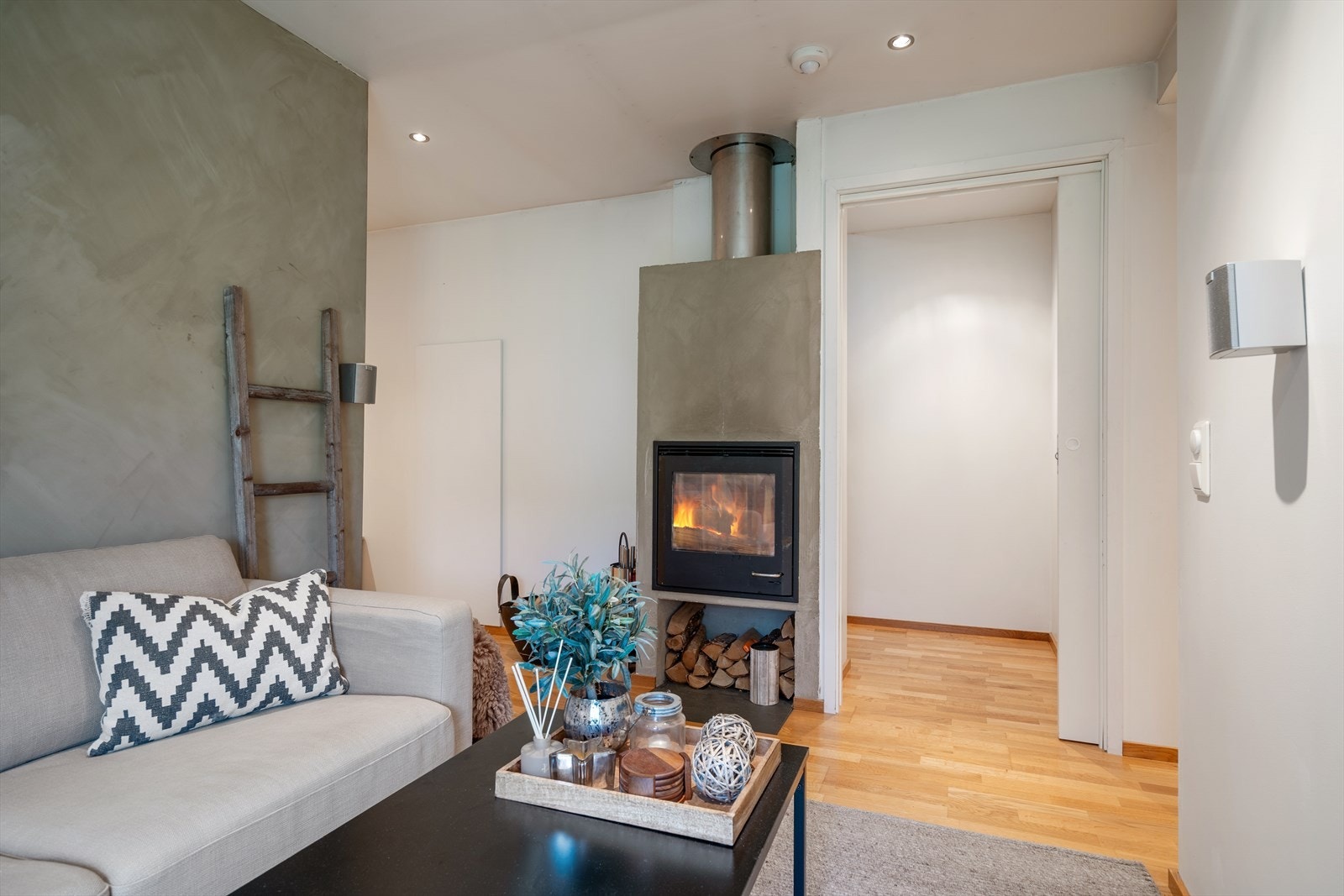 Også denne stuen har en peisovn som gir ekstra varme og hygge. Galleribilde