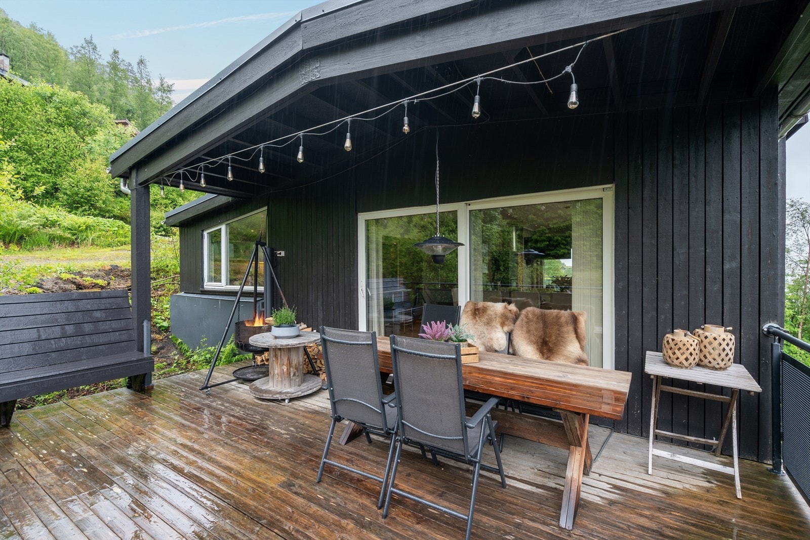 Terrassen har god plass til både spisebord og sittegruppe. Galleribilde
