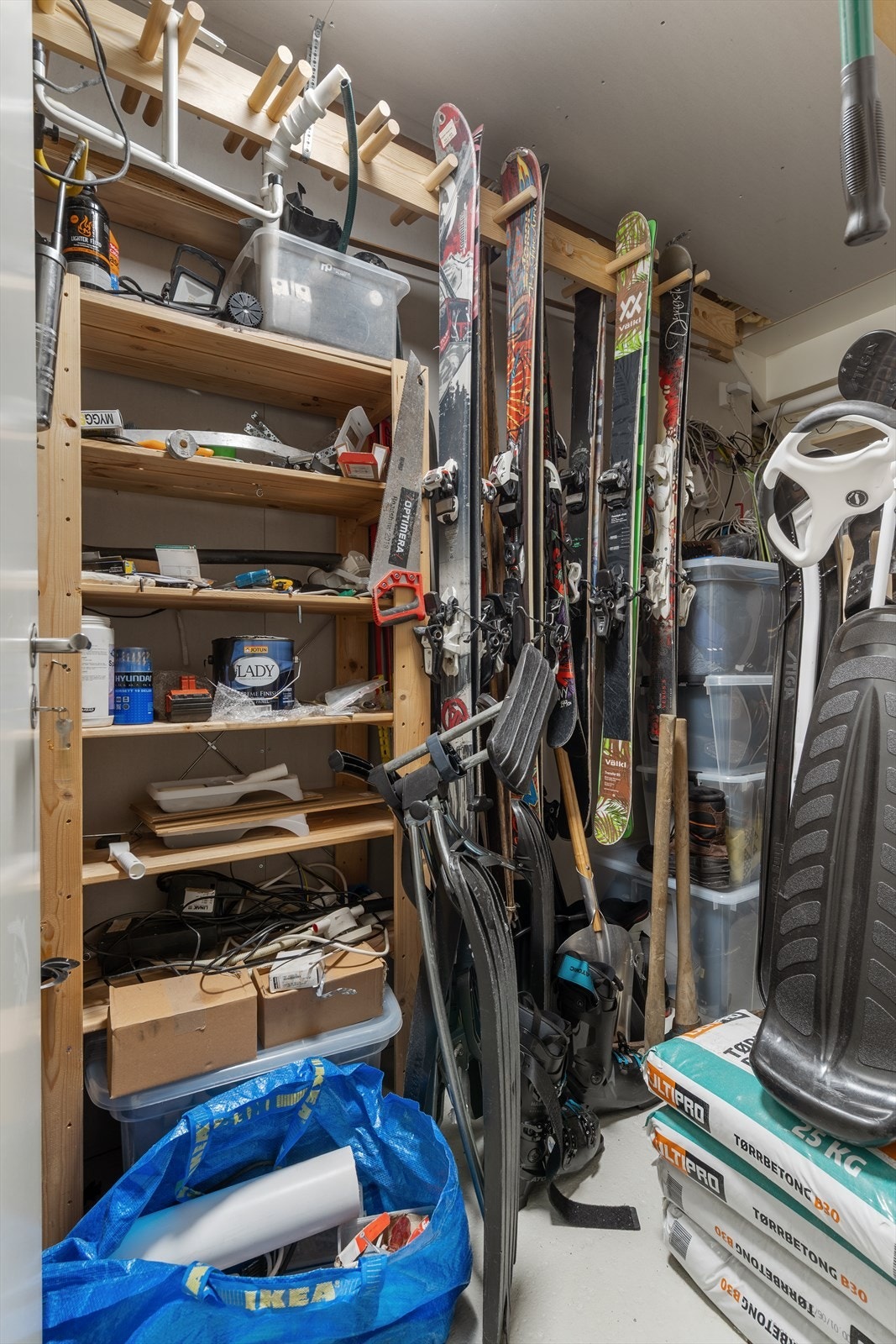 Godt med lagringsplass i innvendig bod. Galleribilde